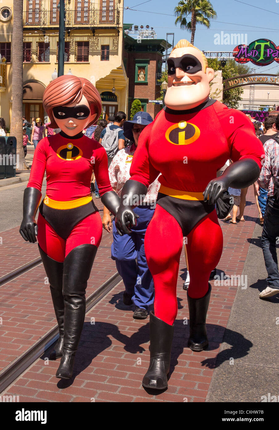 ANAHEIM, Kalifornien, USA - Mr. und Mrs. Incredible Disney Charaktere im California Adventure Park-Vergnügungspark. Stockfoto