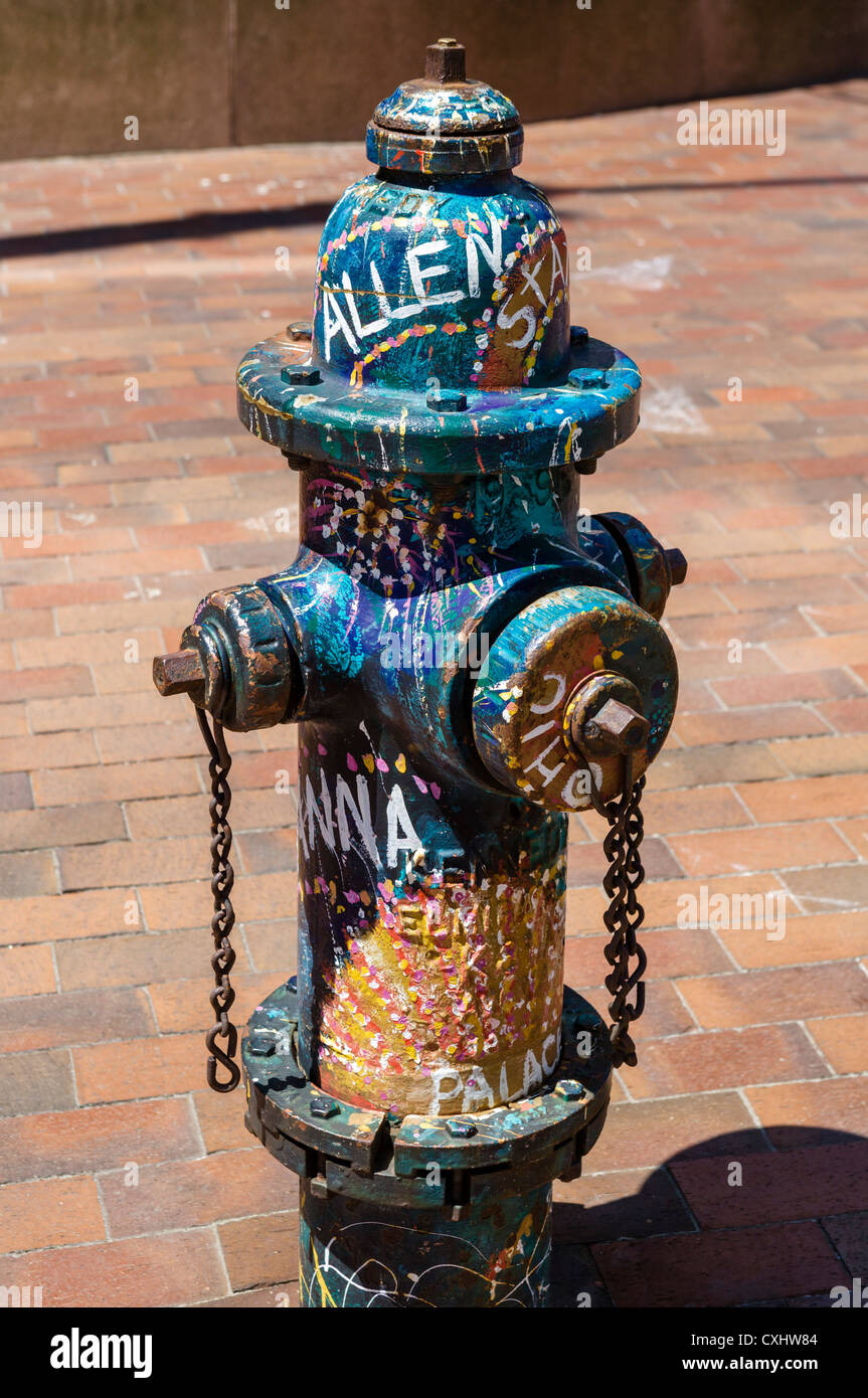 Graffiti verziert Hydrant an Euclid Avenue in der Innenstadt von Cleveland, Ohio, USA Stockfoto