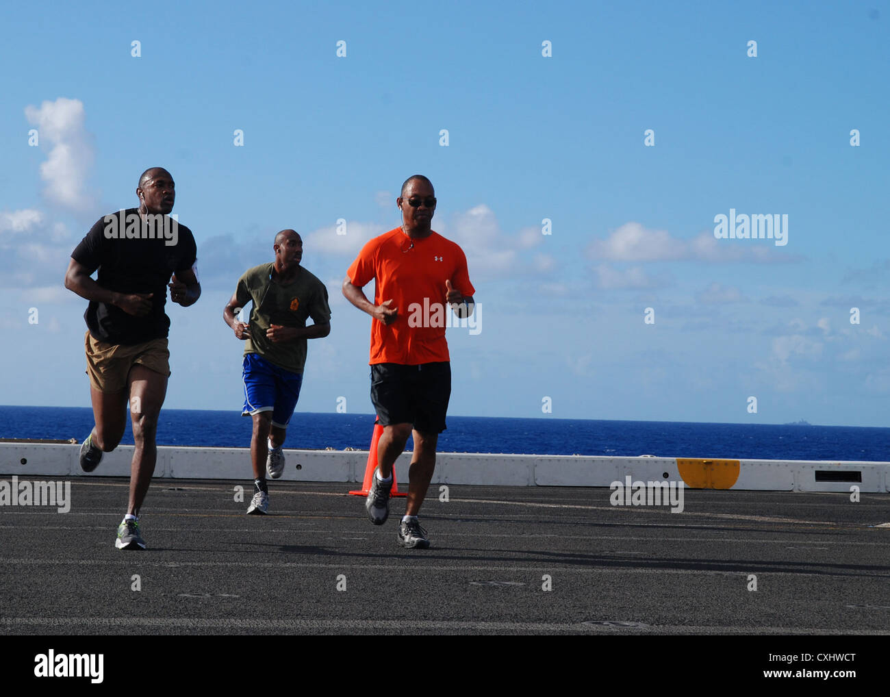 Service Mitglieder an Bord amphibious Transport dock Schiff USS Green Bay (LPD 20) beteiligen sich an der Landaker 5k statt durch die â€oePurple Foxesâ € der Marine Medium Helicopter Squadron (HMM) 364 (Lauf). Green Bay ist Teil der Peleliu Amphibious Ready Gruppe derzeit auf einem westlichen Pazifik Bereitstellung mit Amphibisches Schiff USS Peleliu (LHA 5) und amphibische Landung dock Schiff USS Rushmore (LSD 47). Stockfoto