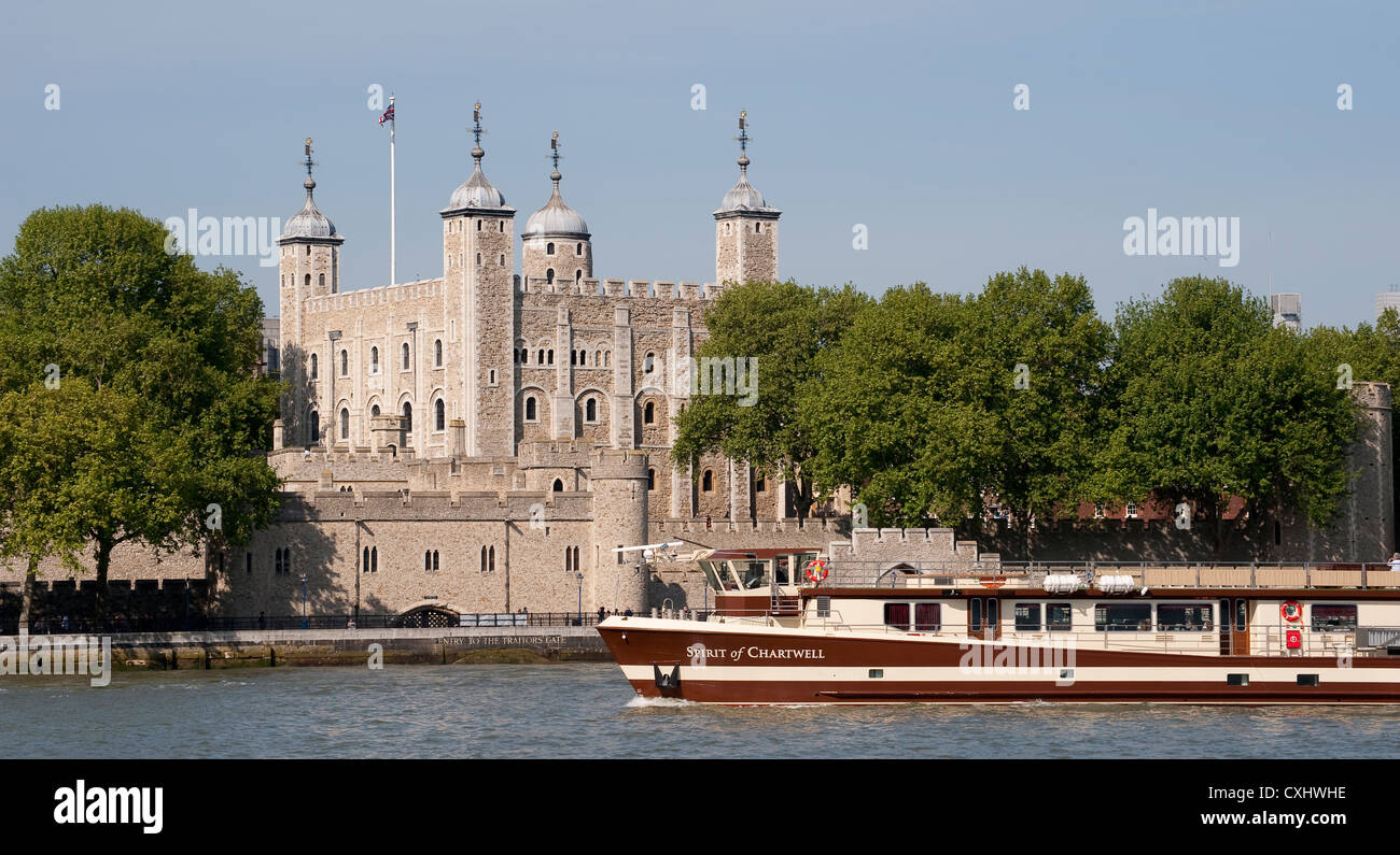 Boot auf der Themse vor dem Tower of London, London, England. Stockfoto