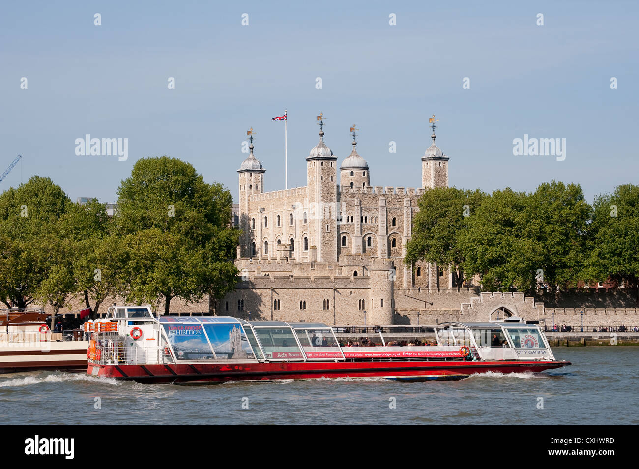 Boot auf der Themse vor dem Tower of London, London, England. Stockfoto