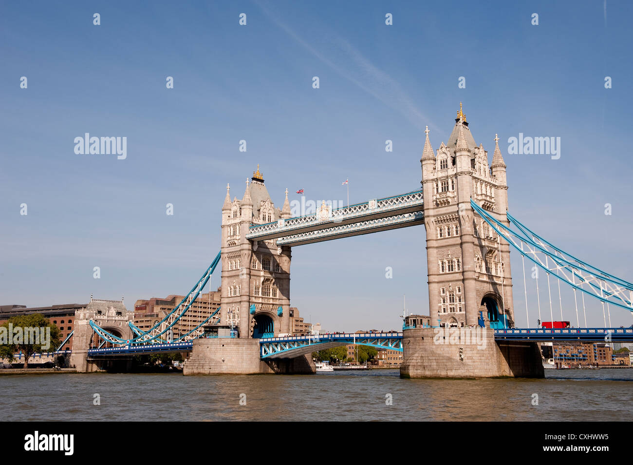 Tower Bridge (erbaut 1886 – 1894) ist eine kombinierte Bascule und Suspension Bridge in London, über den Fluss Themse, England. Stockfoto