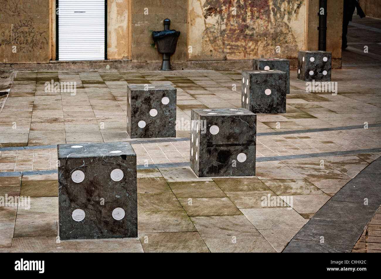 Goose Spiel auf dem Boden eines Quadrats mit Marmor Würfel für den Sitz" in der Stadt Logroño, La Rioja, Spanien, Europa gezeichnet Stockfoto