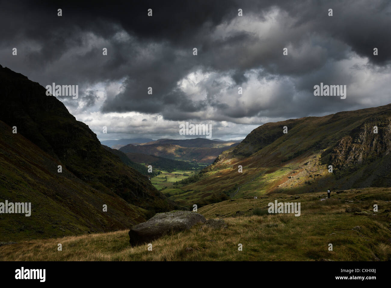 dramatische Wolken über einem Blick Nord-Ost in Richtung Borrowdale, atemberaubend schöne Seenplatte Licht zwischen Niederschlag Stockfoto