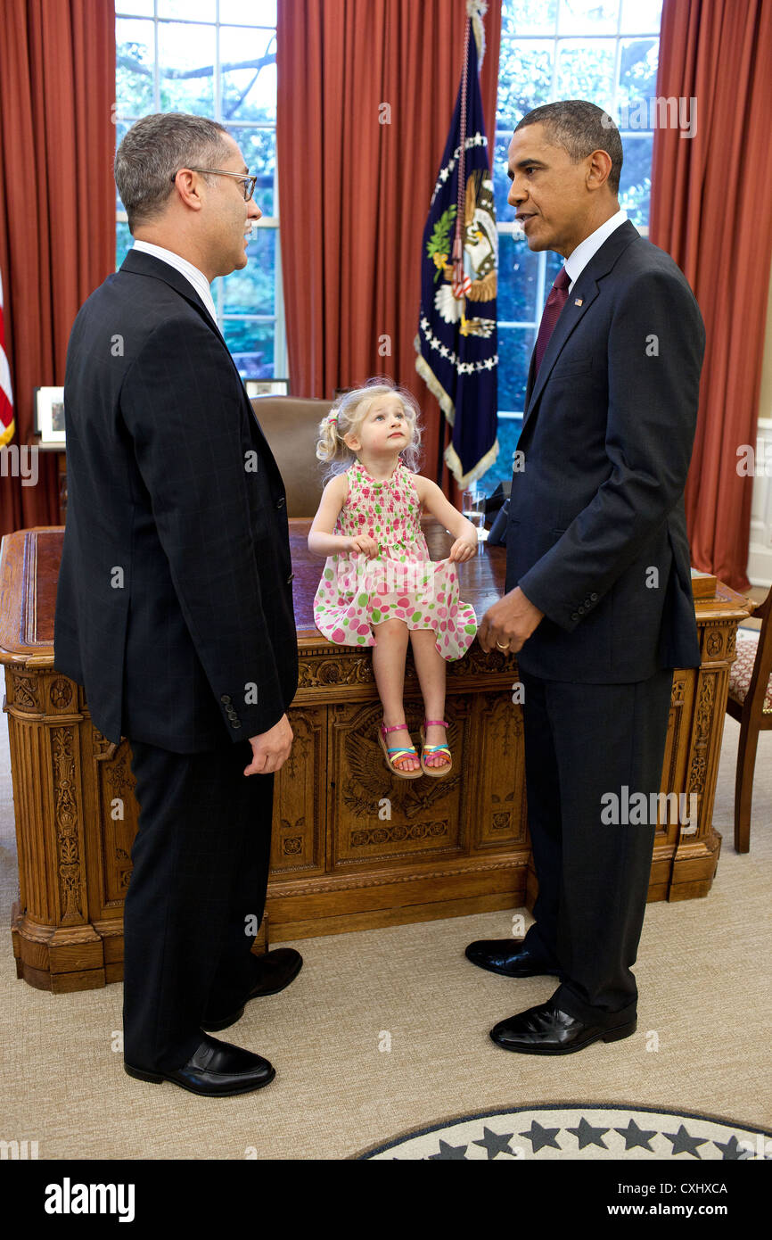 US-Präsident Barack Obama spricht mit Andrew Kline, ausgehende Stabschef für die Office of Intellectual Property Enforcement 12. Juli 2011 im Oval Office des weißen Hauses. Kline es Tochter Logan sitzt auf der Resolute Desk. Stockfoto