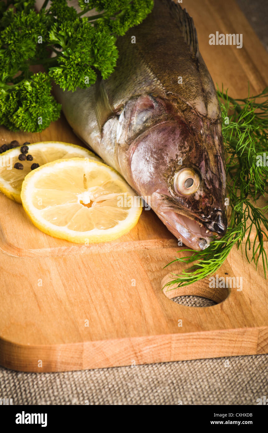 Zander auf einem Brett aus Holz Küche Stockfoto
