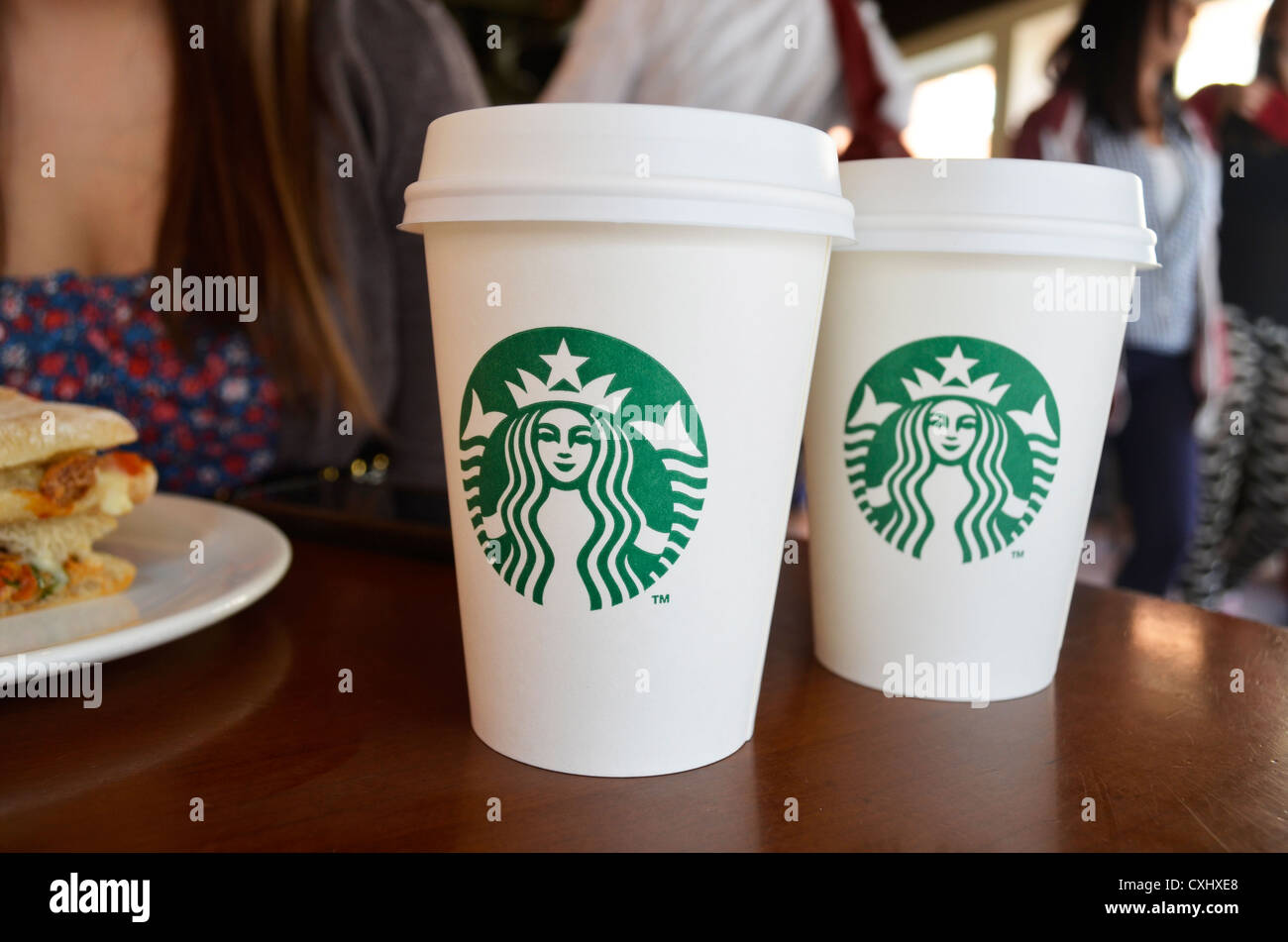 zwei zum Starbucks Tassen auf dem Tisch mitnehmen Stockfoto