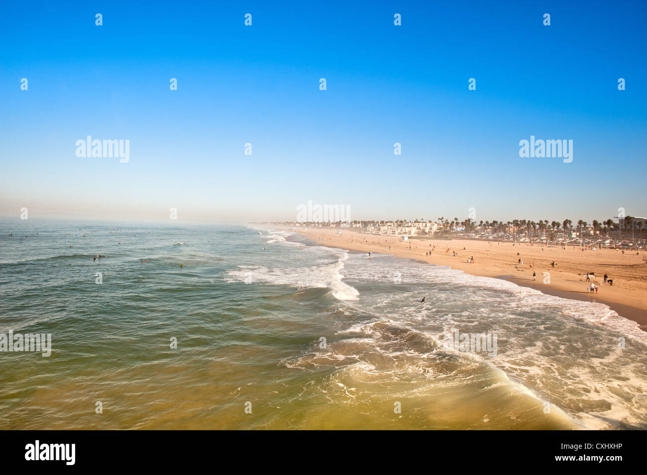 Huntington Beach, Kalifornien am Morgen zeigt die Gezeiten an einem sonnigen Wochenende ändern. Stockfoto