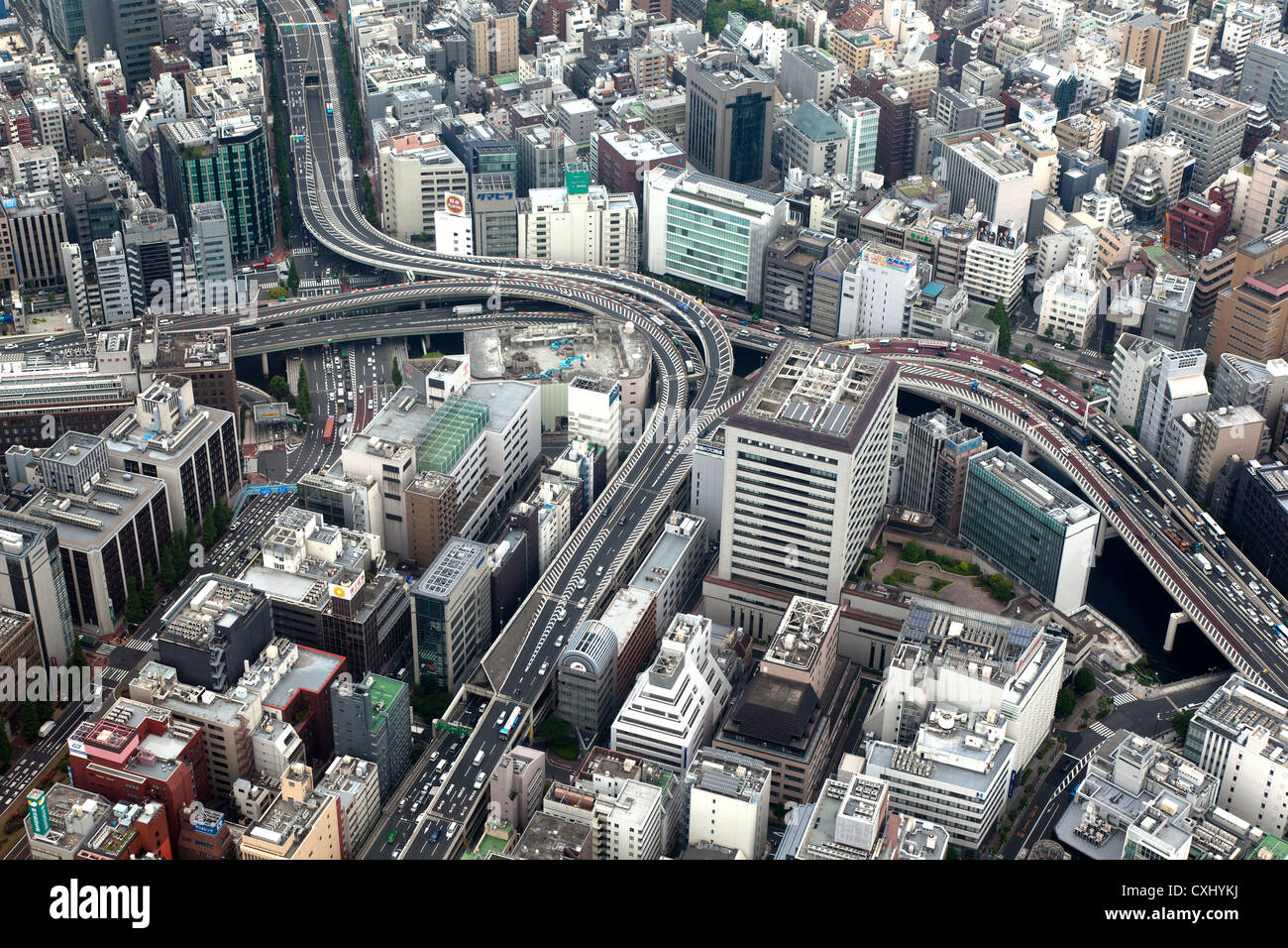 Luftaufnahme des überfüllten Straße Netzwerk schlängelt durch zentrale Tokyo, Japan Stockfoto