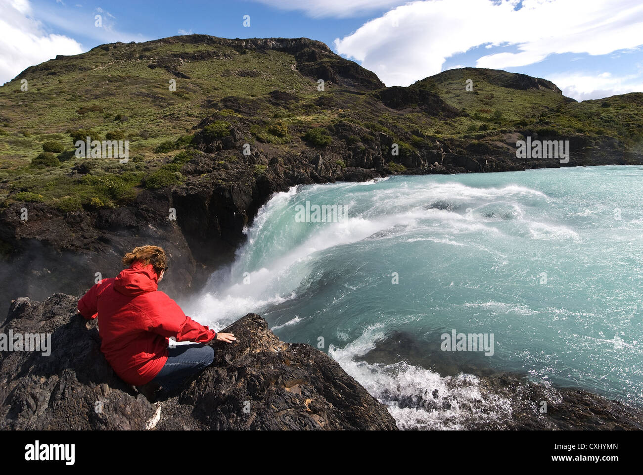 Elk198-4459 Chile, Patagonien, Torres del Paine NP, Salto Grande Wasserfall mit Besucher, Anden, Modell veröffentlicht Stockfoto