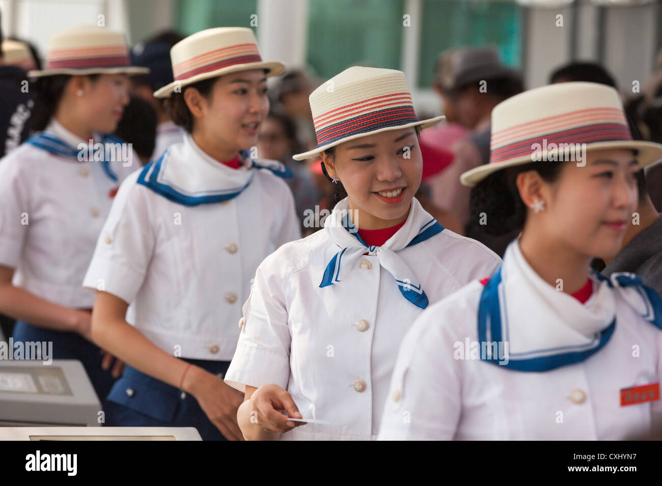 Mitarbeiter begrüßen Besucher in Yeosu Expo 2012 in Südkorea Stockfoto