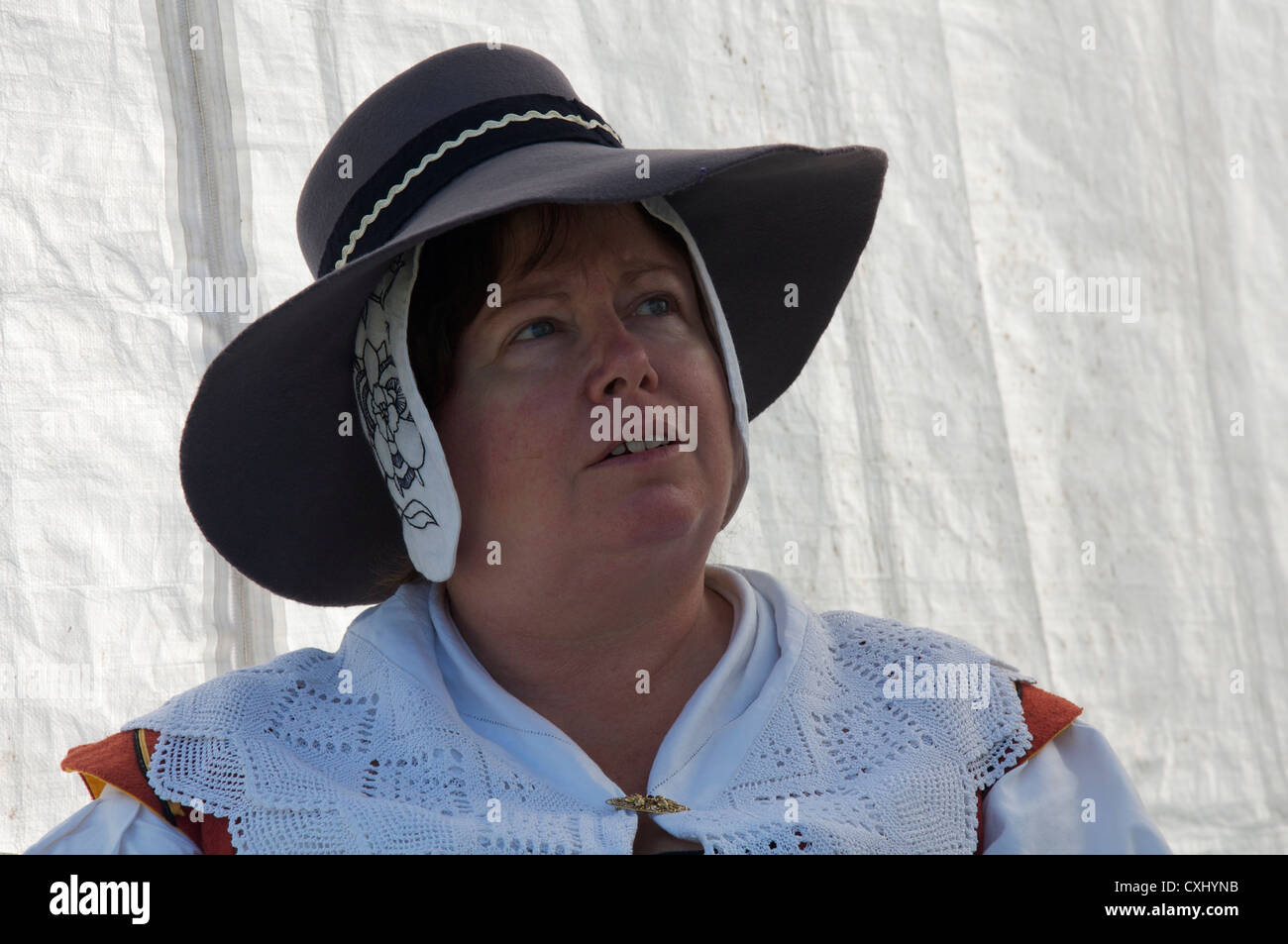 Porträt einer Dame gekleidet im 17. Jahrhundert Mode, mit Herrn Hopton Regiment of Foote, eine English Civil War Reenactment-Gruppe. Dorset, England, Vereinigtes Königreich. Stockfoto