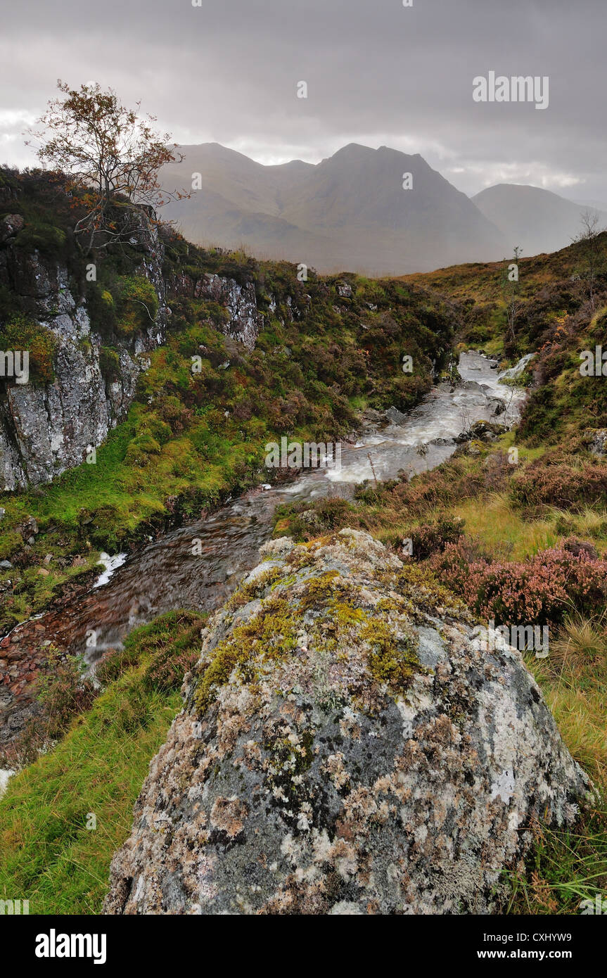 Blick von der Allt ein "Bhalaich in Richtung Meall ein" Bhuiridh und Creise, Glencoe, Schottisches Hochland Stockfoto