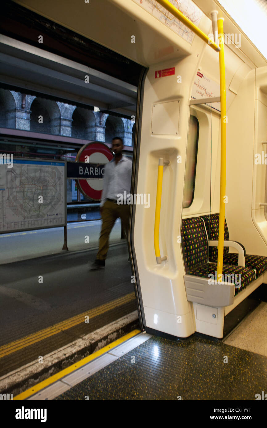 Die Metropolitan Line trainieren Türen öffnen um Barbican Bahnhof, City of London, London, England, Vereinigtes Königreich Stockfoto