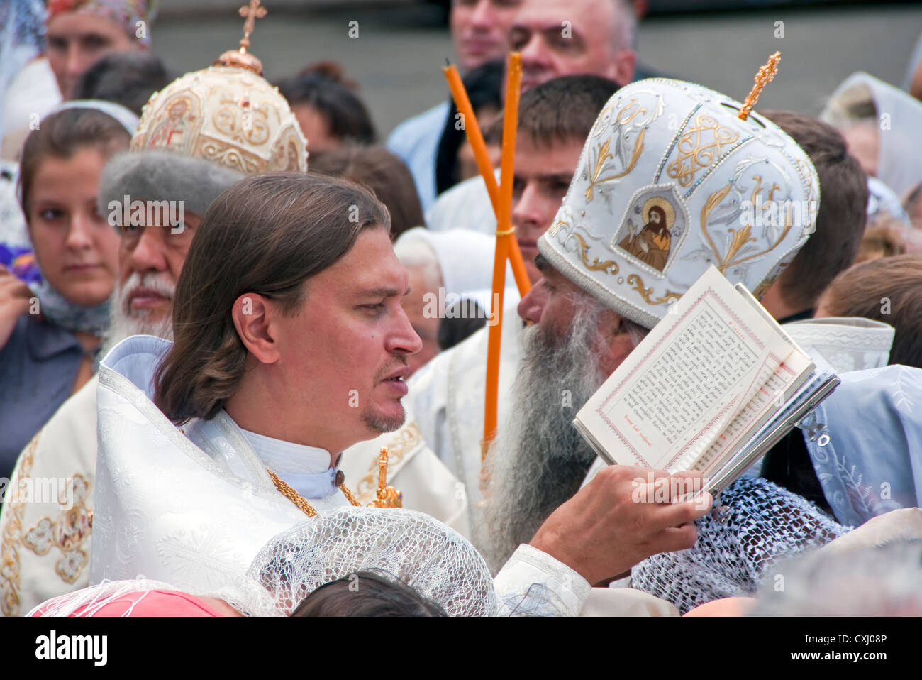 Ukrainische orthodoxe christliche Priester lesen Schrift auf Heiland von Apple Feast Day/Fest der Verklärung Stockfoto