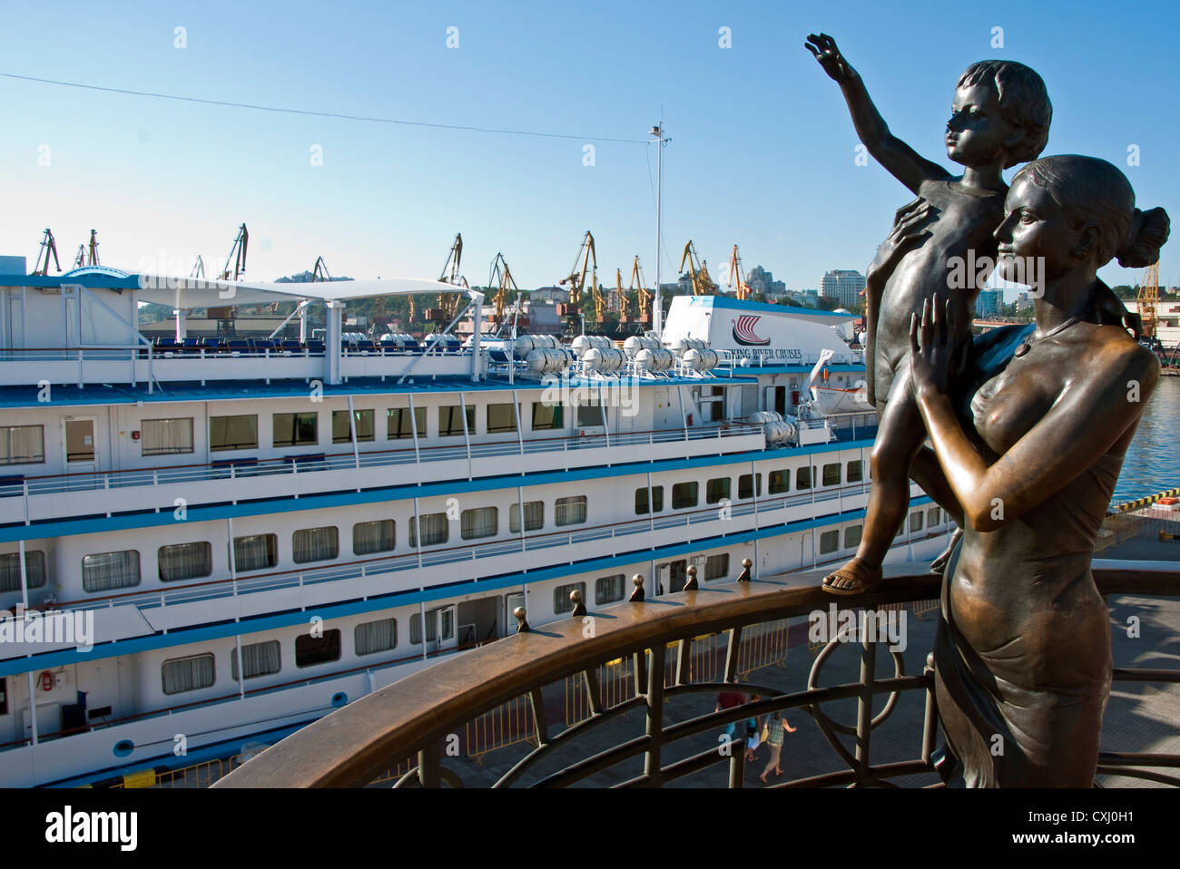 Bronzestatue des Seemanns Weib und Kind heraus zum Meer winken begrüßt Flusskreuzfahrtschiff Viking Lomonosov Stockfoto