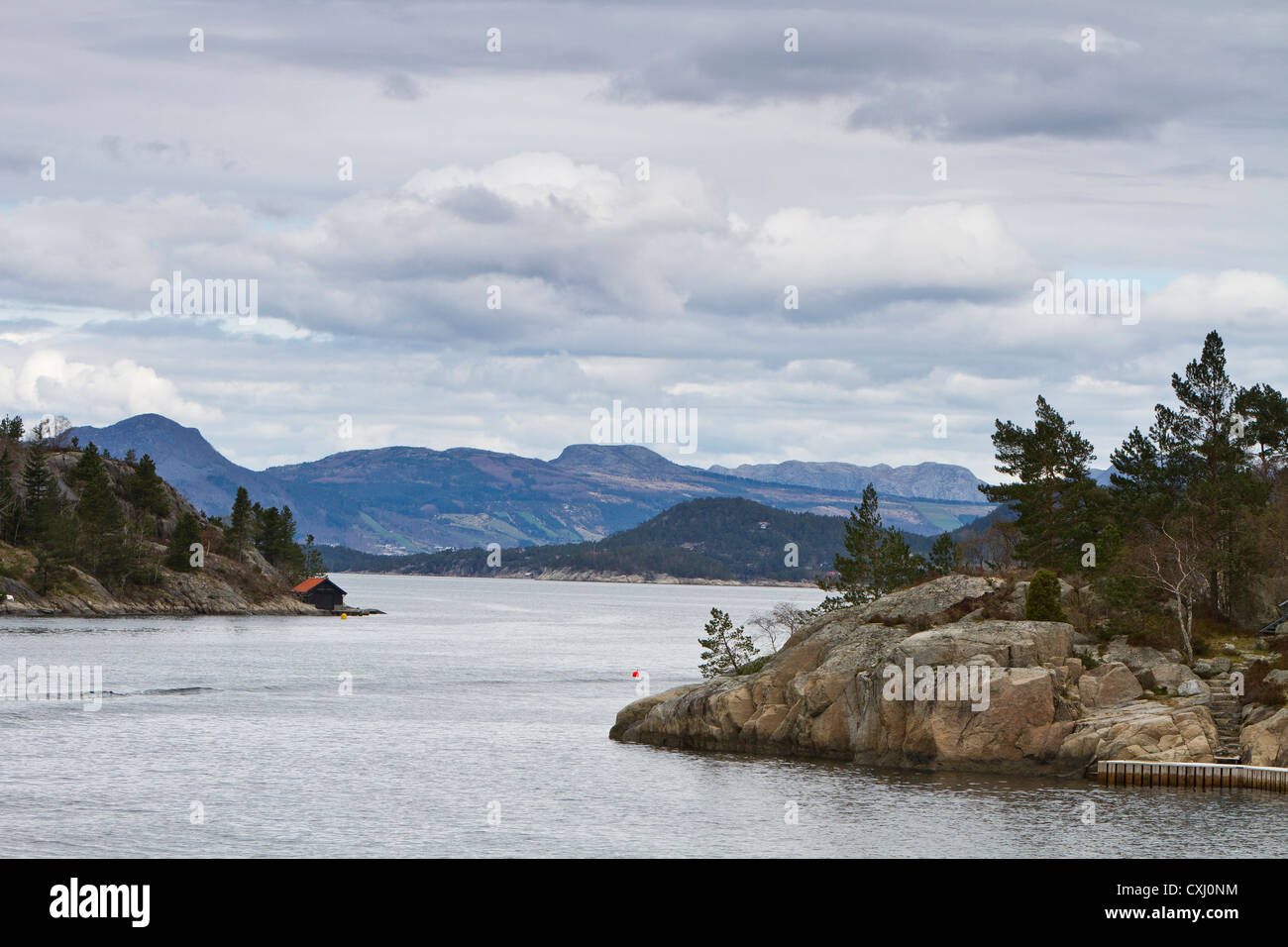 Landschaft in Norwegen mit Inseln und bewölktem Himmel Stockfoto