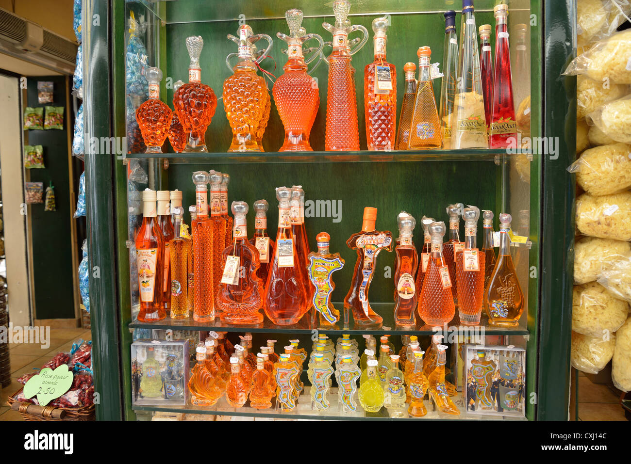 Kumquat Likör zum Verkauf im Souvenir-Shop, Altstadt Korfu, Kerkyra, Korfu, Ionische Inseln, Griechenland Stockfoto