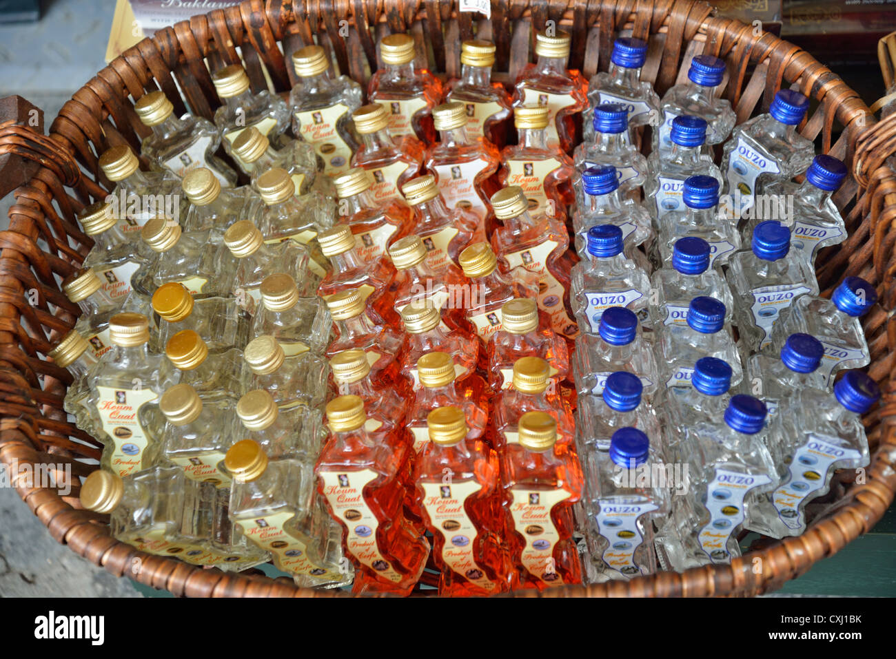 Kleine Flaschen Ouzo und Kumquat Likör in Altstadt Korfu, Kerkyra, Korfu, Ionische Inseln, Griechenland Stockfotografie