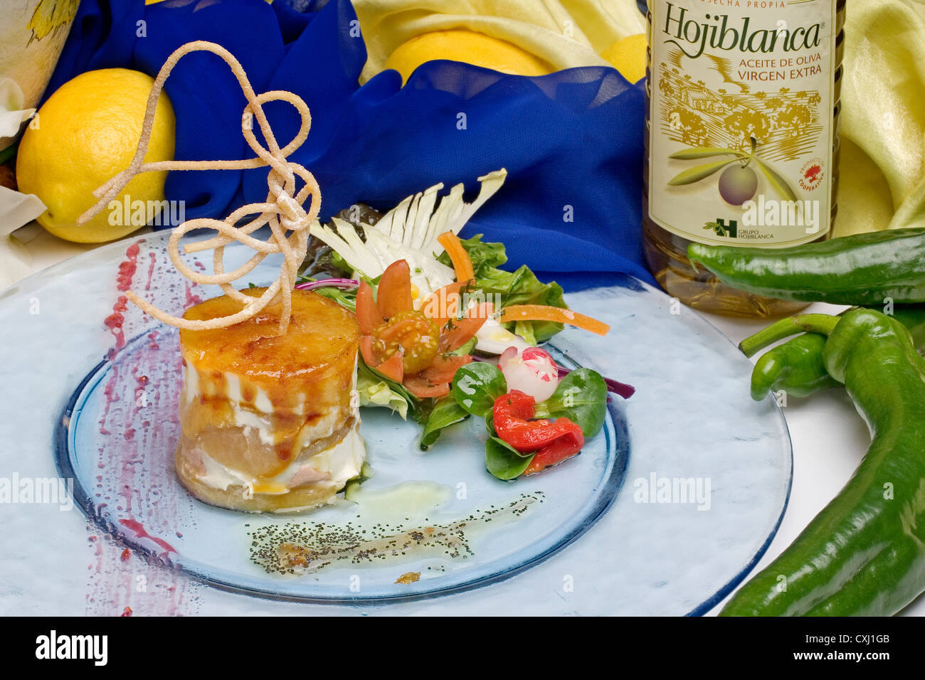 Pastete Mousse Torte mit mediterranen Salat Tartaleta de Maus de Pate con Ensalada mediterranea Stockfoto