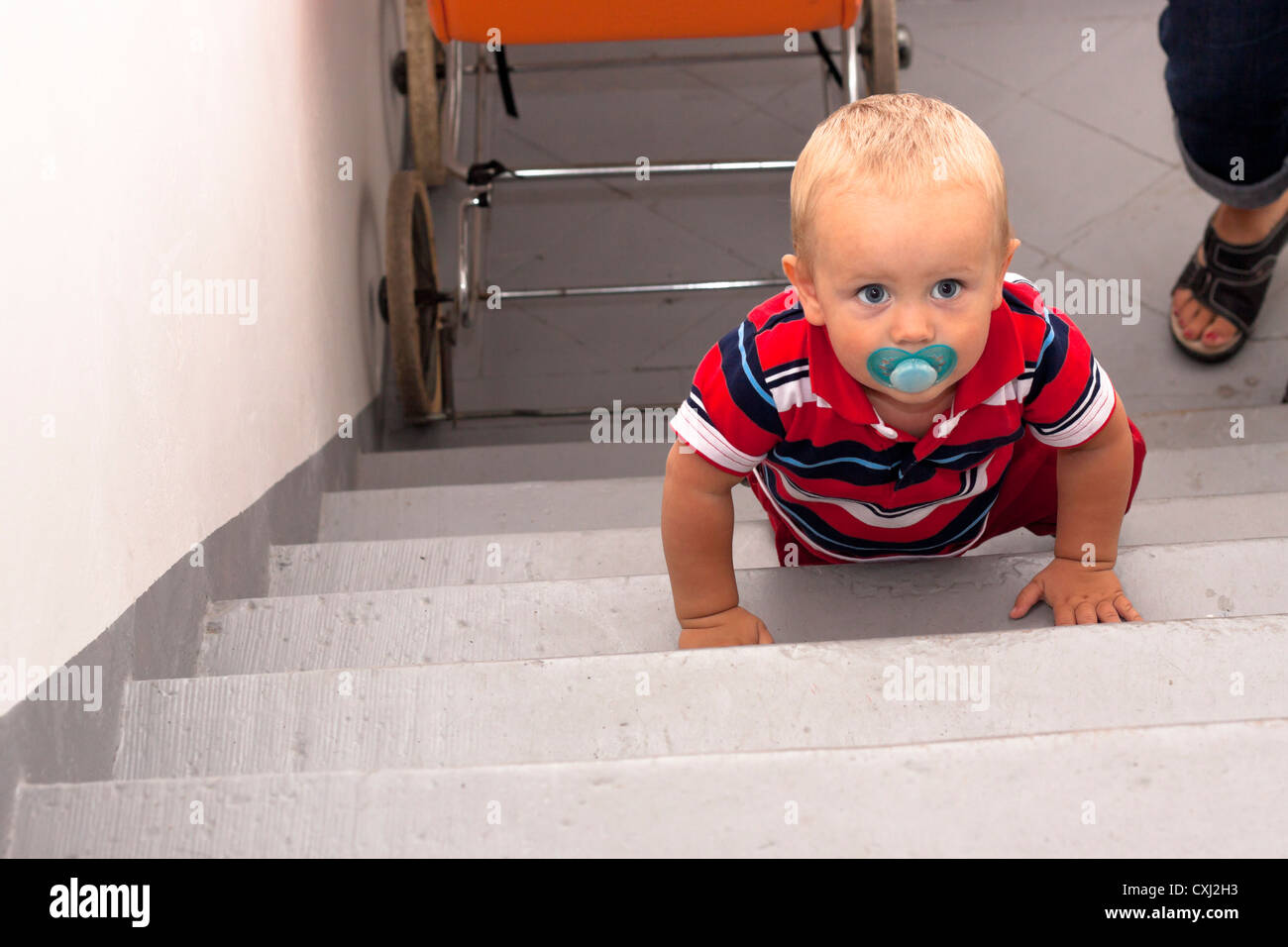 Foto von niedlichen Baby Boy auf Treppen. Stockfoto