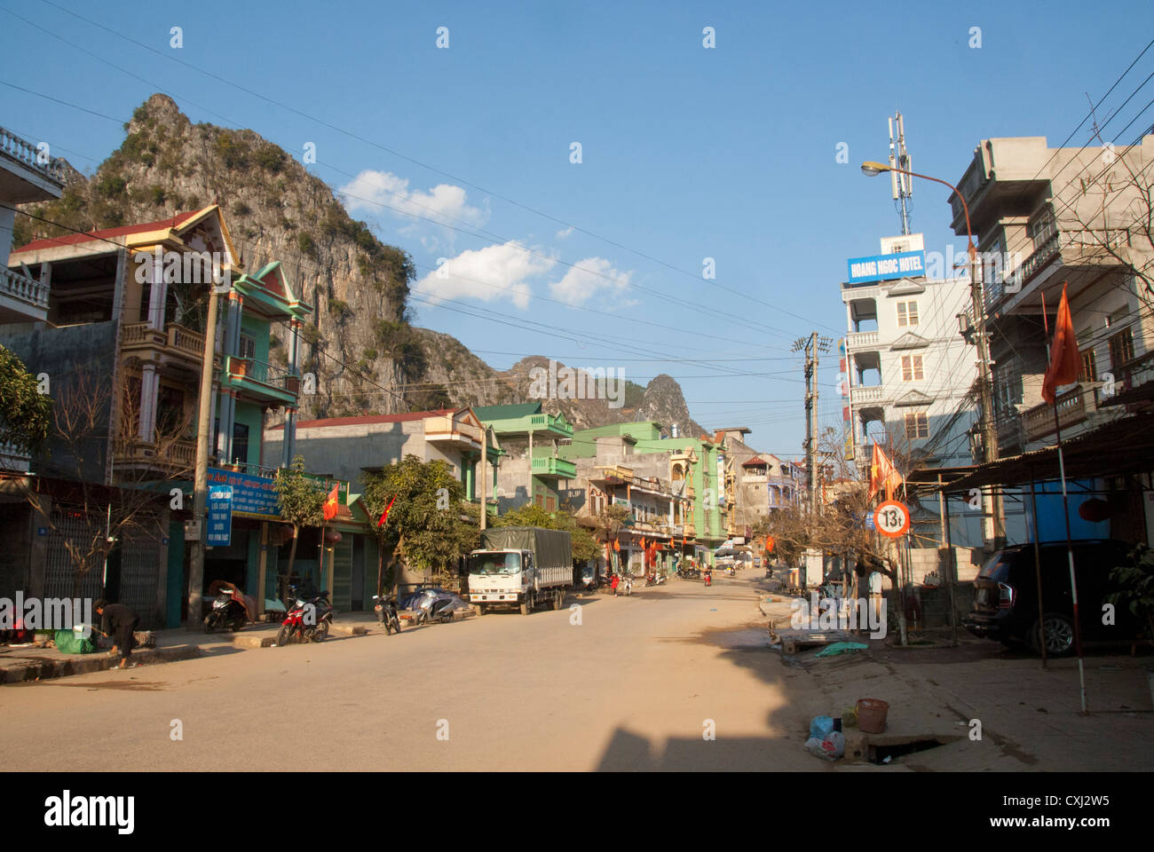 Kalksteinberge mit Blick auf Hauptstraße, Dong Van Ha Giang, Vietnam Stockfoto