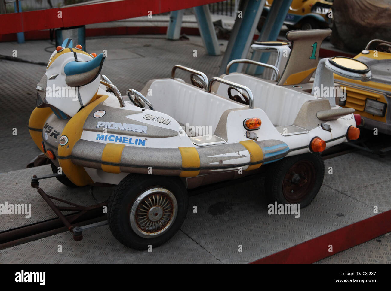 Es ist ein Foto von einem alten Manege mit zerstörten Autos. Wir können sehen, dass es eine schlechte Kopie von Goldorak oder Grendizer. Es wird aufgegeben. Stockfoto