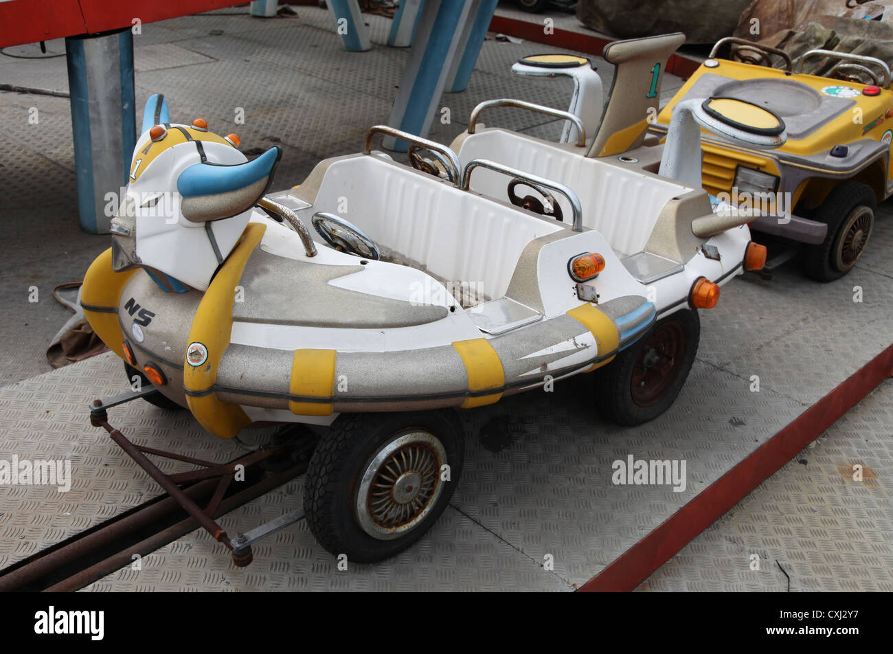 Es ist ein Foto von einem alten Manege mit zerstörten Autos. Wir können sehen, dass es eine schlechte Kopie von Goldorak oder Grendizer. Es wird aufgegeben. Stockfoto