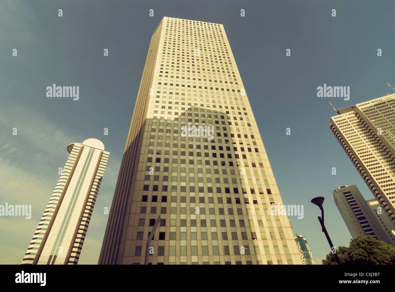 moderne Stadt Abend mit riesigen Wolkenkratzer im Vordergrund Stockfoto