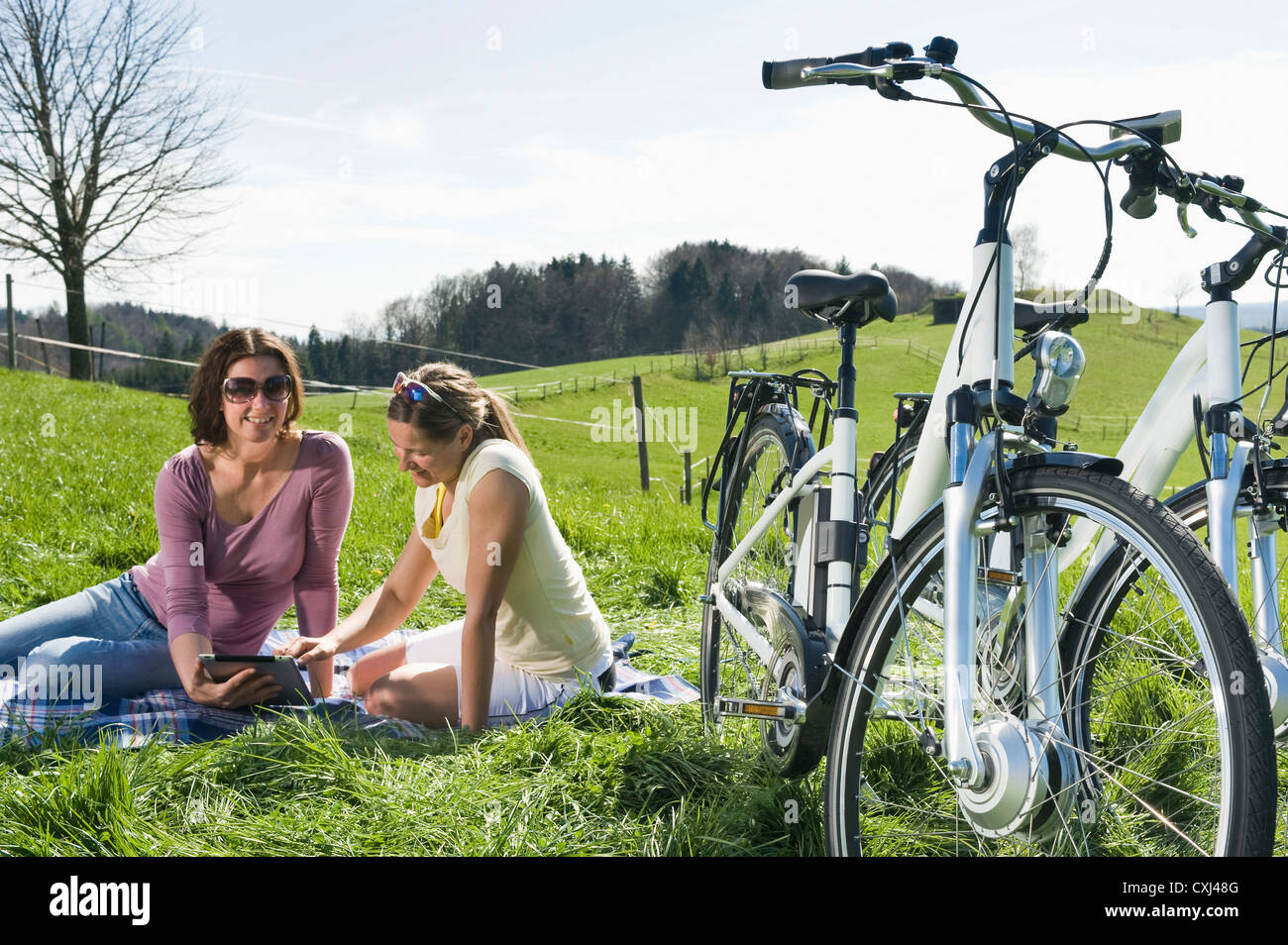 Deutschland, Bayern, Reife Frauen beobachten digital-Tablette, Elektro-Fahrrad im Vordergrund Stockfoto