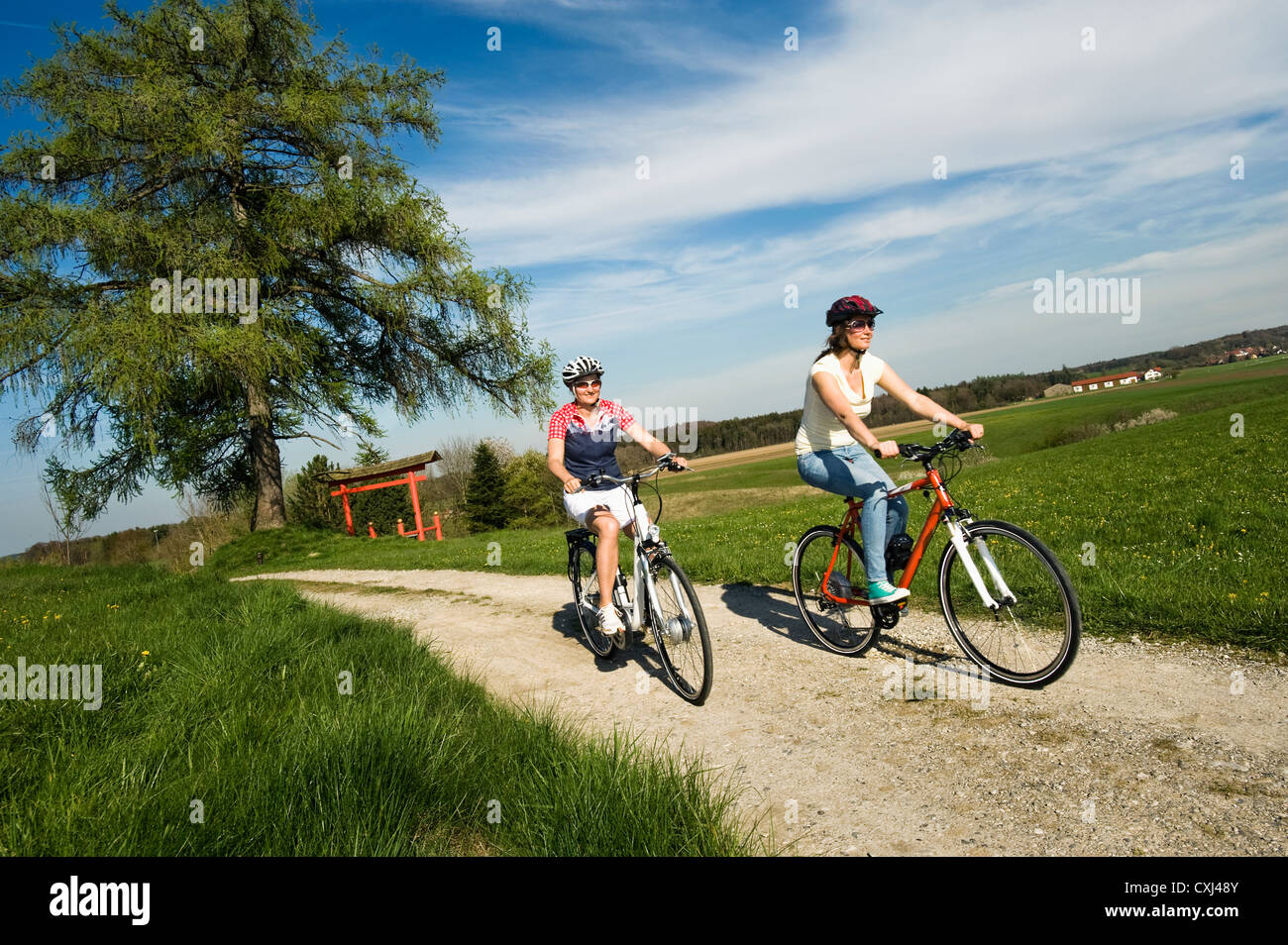 Deutschland, Bayern, Reife Frau Reiten Elektro-Fahrrad Stockfoto