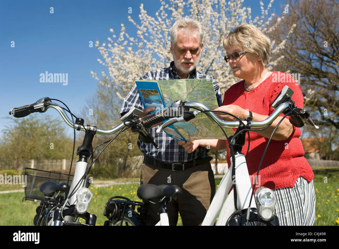Deutschland, Bayern, älteres paar beobachten Fahrplan Stockfoto