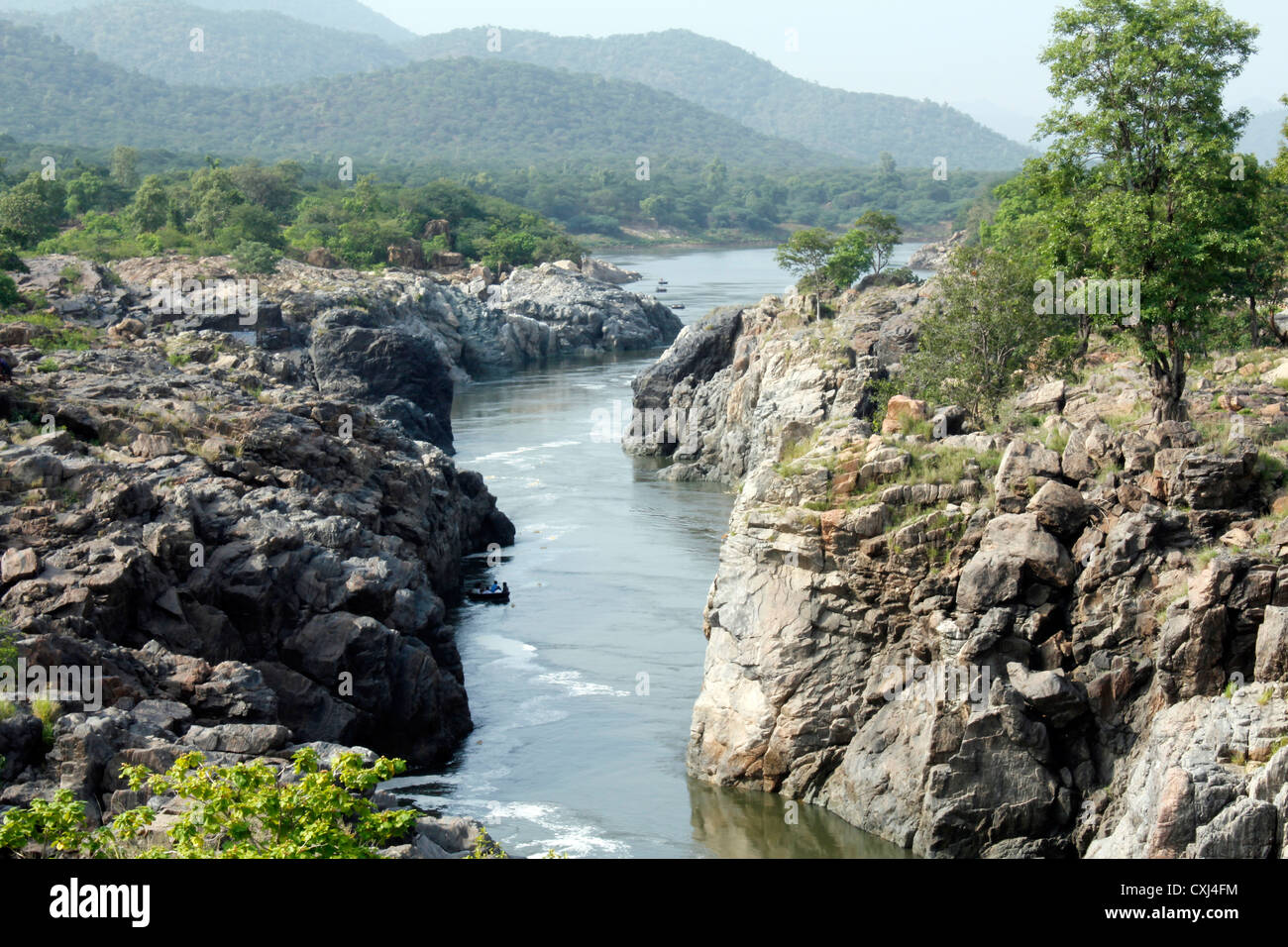 Die Schlucht des Hogenakkal fällt oder Hogenakal Fälle; Tamil Nadu; Indien-rechts ist Karnataka und Tamil Nadu ist links. Stockfoto