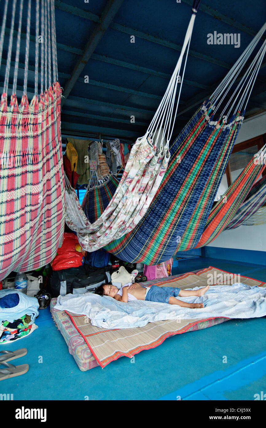 Passagiere schlafen in Hängematten in eine Bootstour am Amazonas, Peru Stockfotografie
