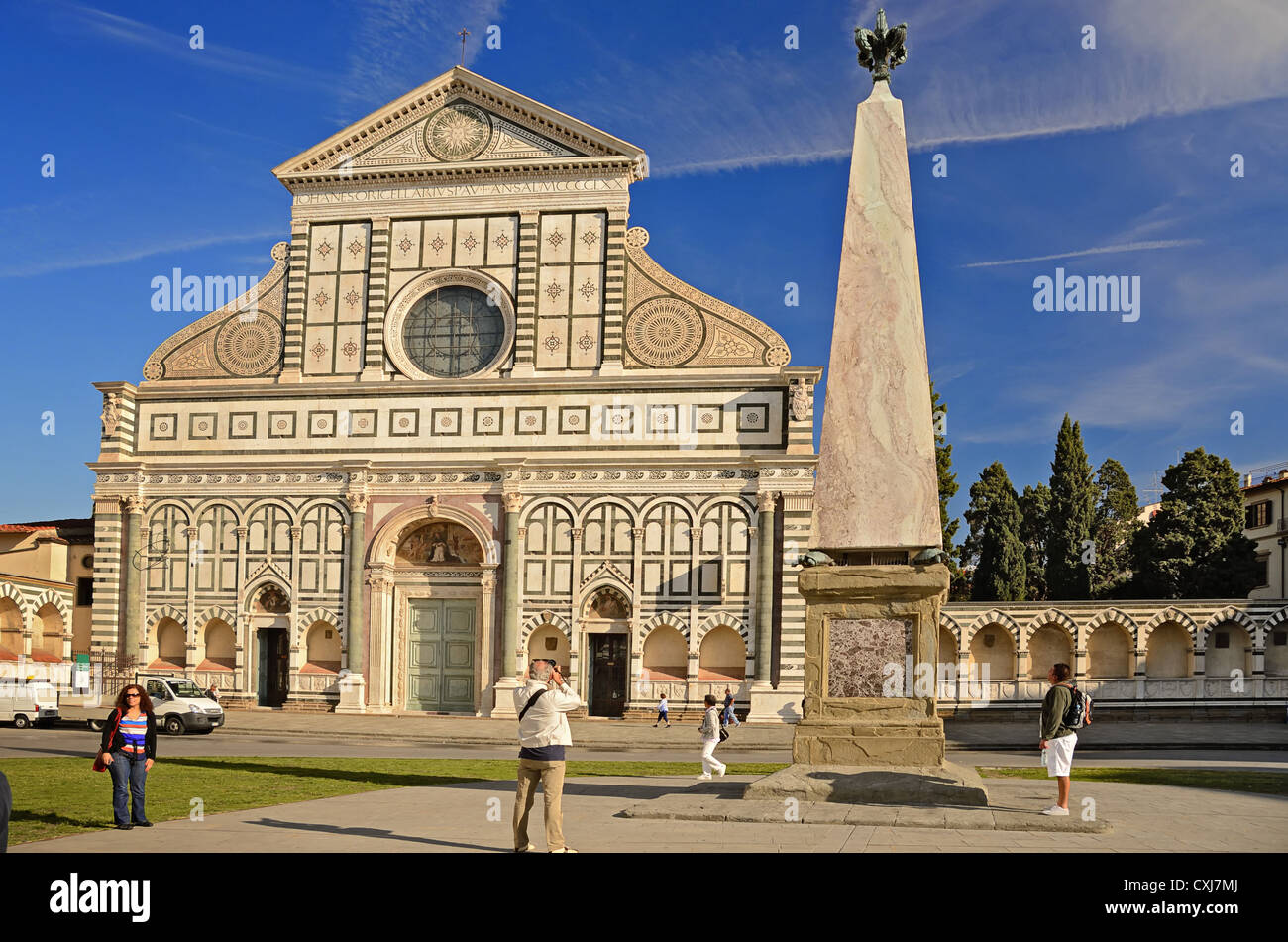Santa Maria Novella ist eine Kirche in Florenz, Italien, befindet sich direkt gegenüber dem Hauptbahnhof, der seinen Namen trägt. Stockfoto