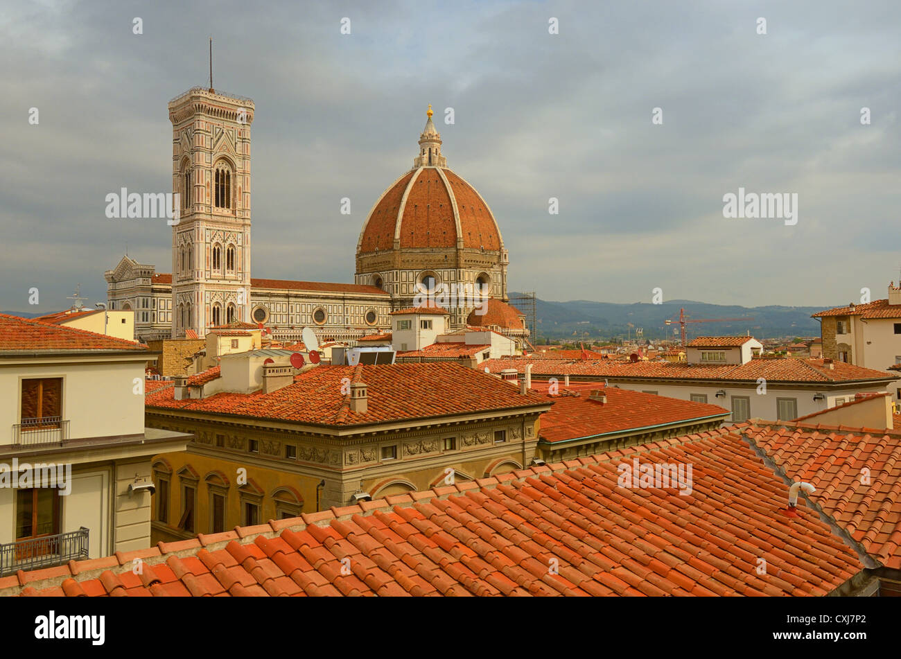 Der Campanile und die Kuppel der Kathedrale von Florenz (Firenze) über die Dächer der Stadt zu sehen. Stockfoto