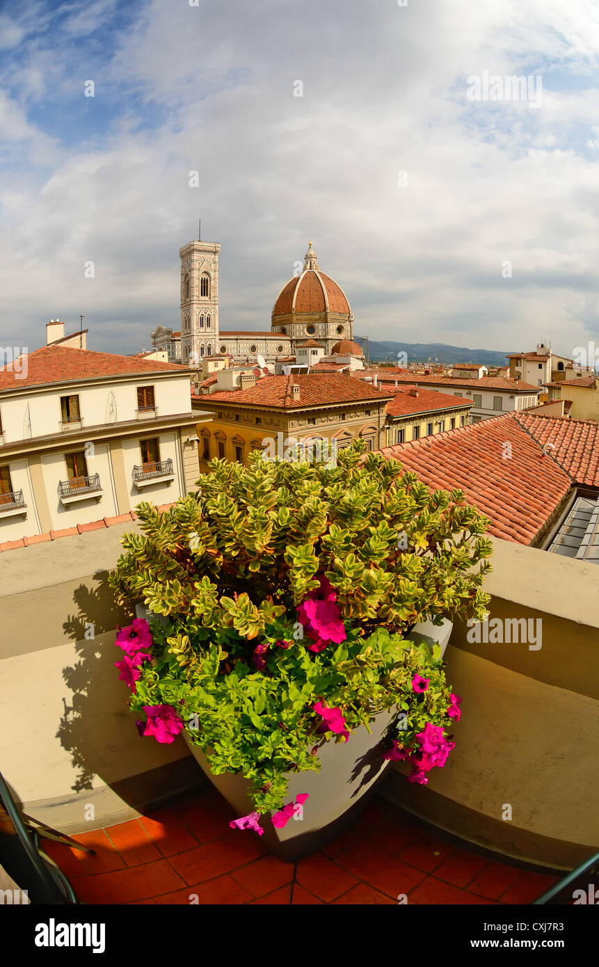 Der Campanile und die Kuppel der Kathedrale von Florenz (Firenze) über die Dächer der Stadt zu sehen. Stockfoto