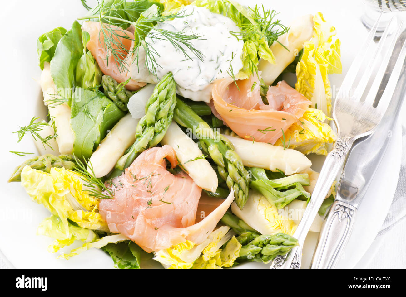 Salat mit Spargel und Räucherlachs Stockfoto