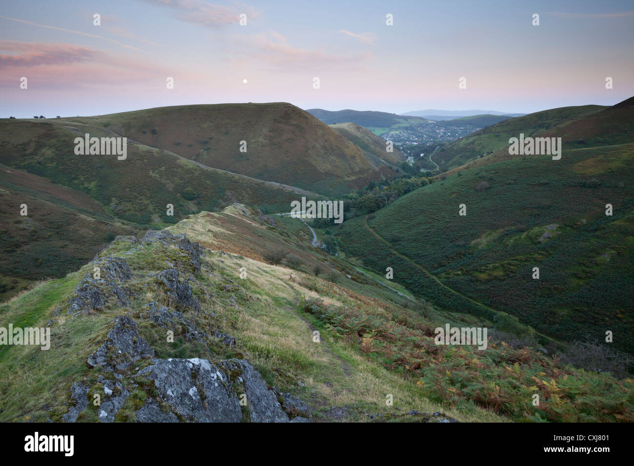 Schöne Dämmerung über die Long Mynd aus Carding Mill Valley. Stretton Kirche ist die Stadt in der Ferne Stockfoto