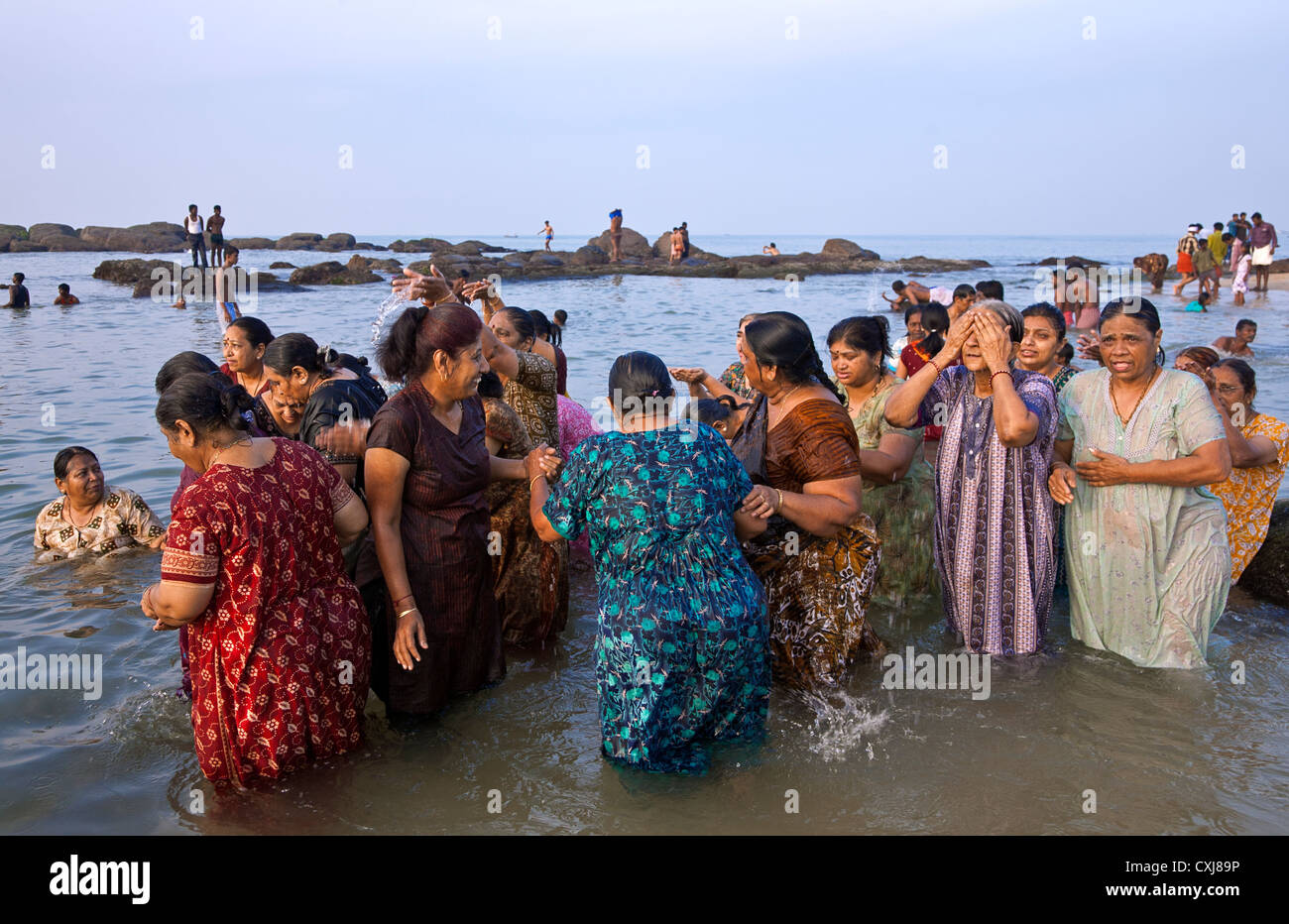 Frauen Baden im Meer. Kanyakumari. Cape Comorin. Indien Stockfoto