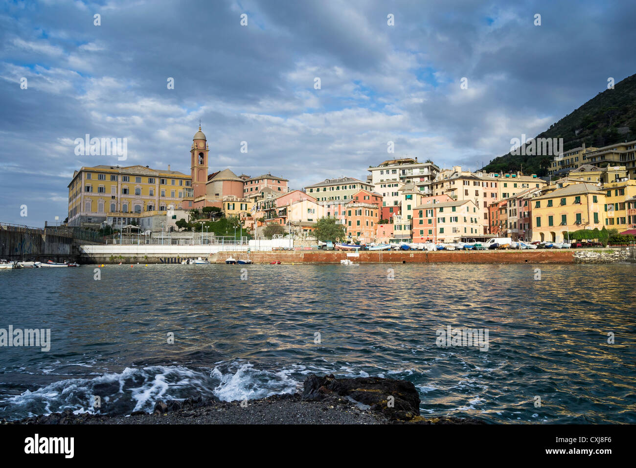 schöne kleine Stadt mit einem kleinen Hafen in der Nähe von Genua, Italien Stockfoto
