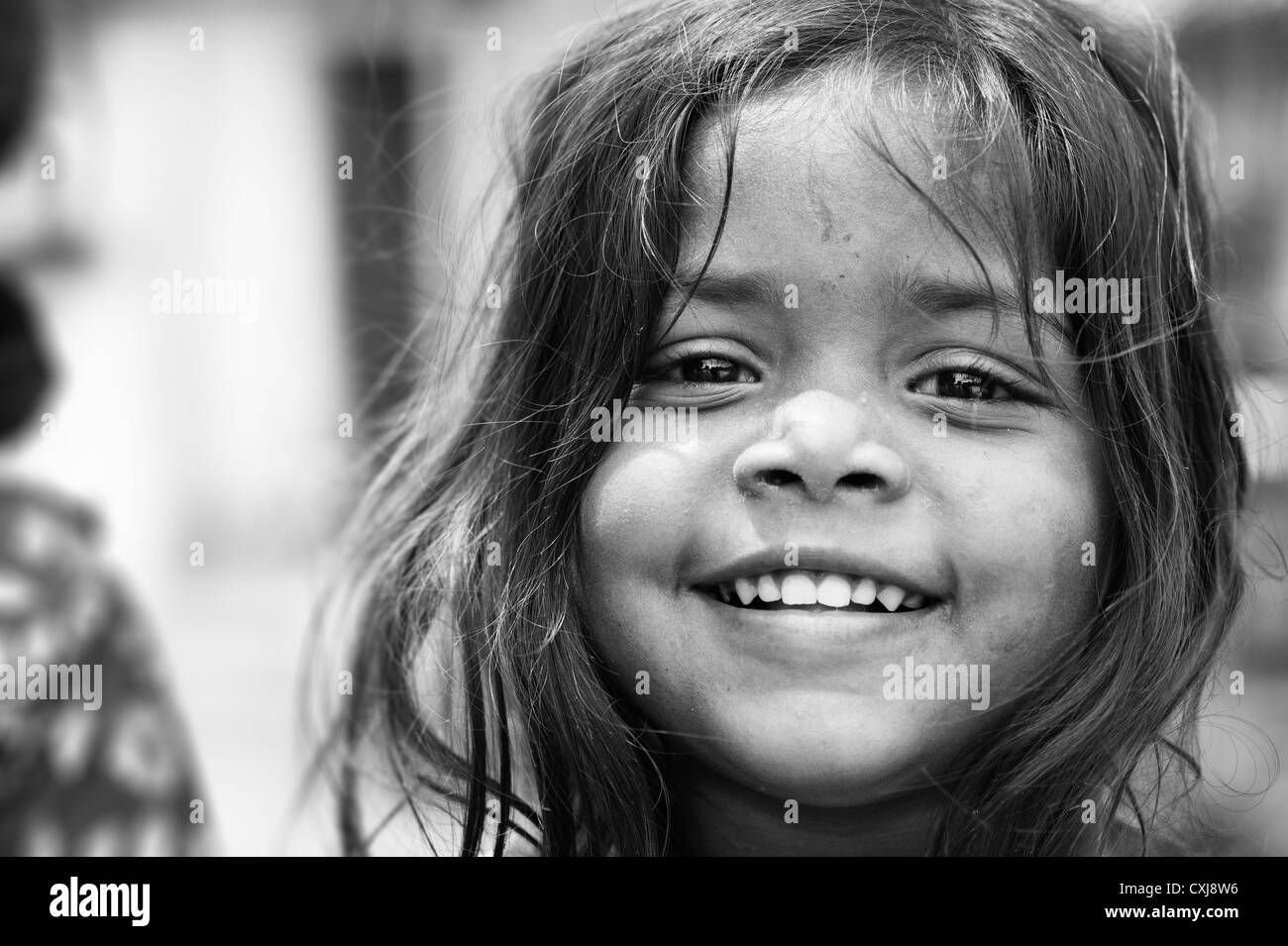 Lächelndes Mädchen glücklich junge indische Bauerndorf. Andhra Pradesh, Indien. Monochrom Stockfoto