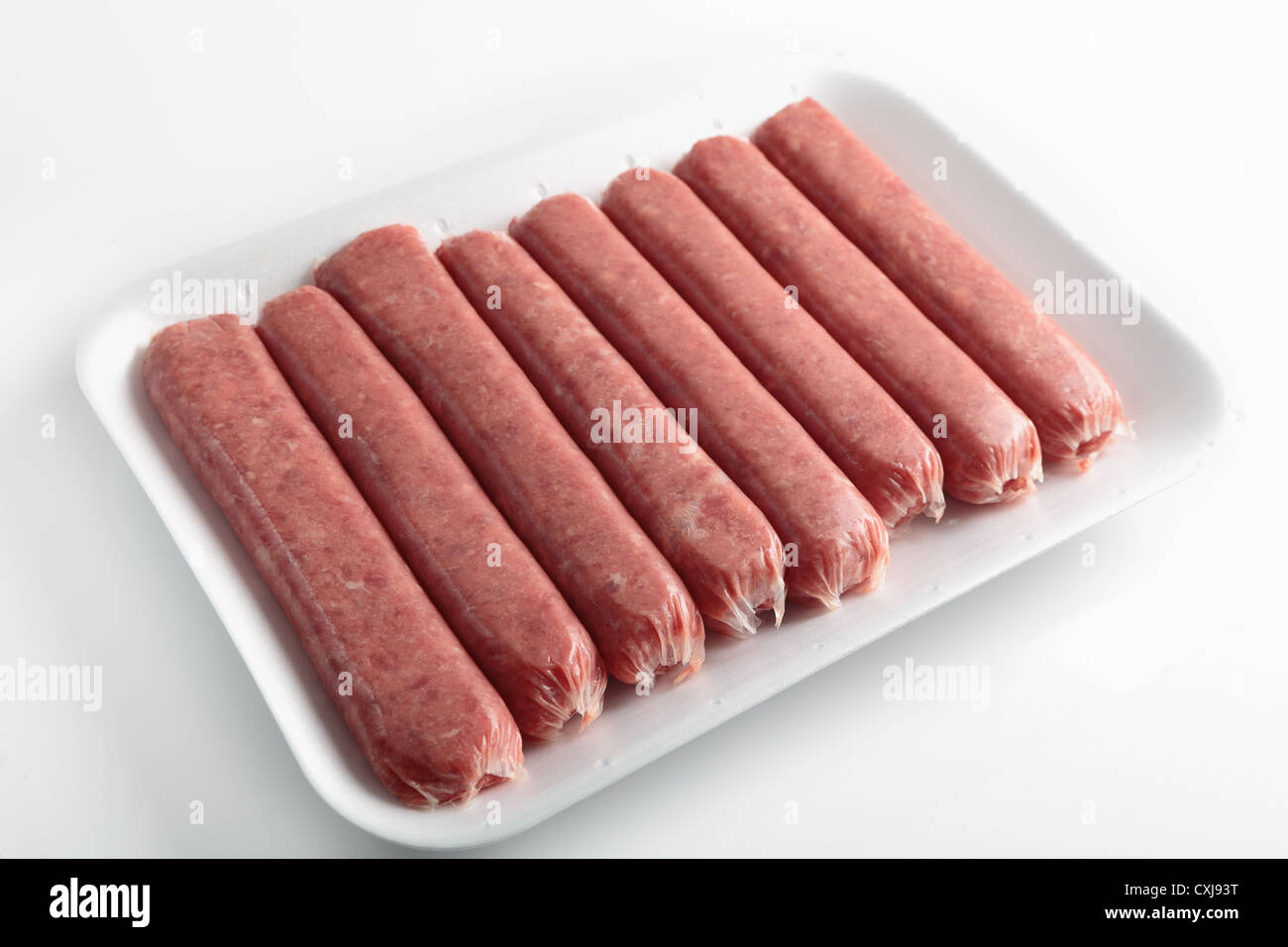 Ein Supermarkt erweitert Polystyrol Tablett mit rohem Rindfleisch Weißwürste von oben gesehen Stockfoto