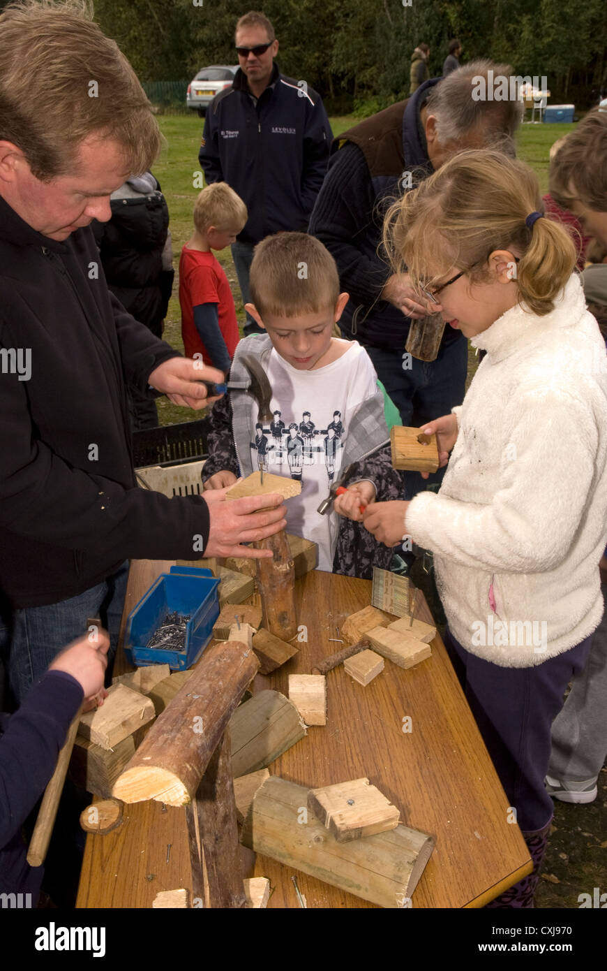 Kinder lernen über Holzschnitzereien Fähigkeiten bei einem Forstwirtschaft Kommission Discovery Day, Alice Holt Wald, Farnham, Surrey, UK. Stockfoto