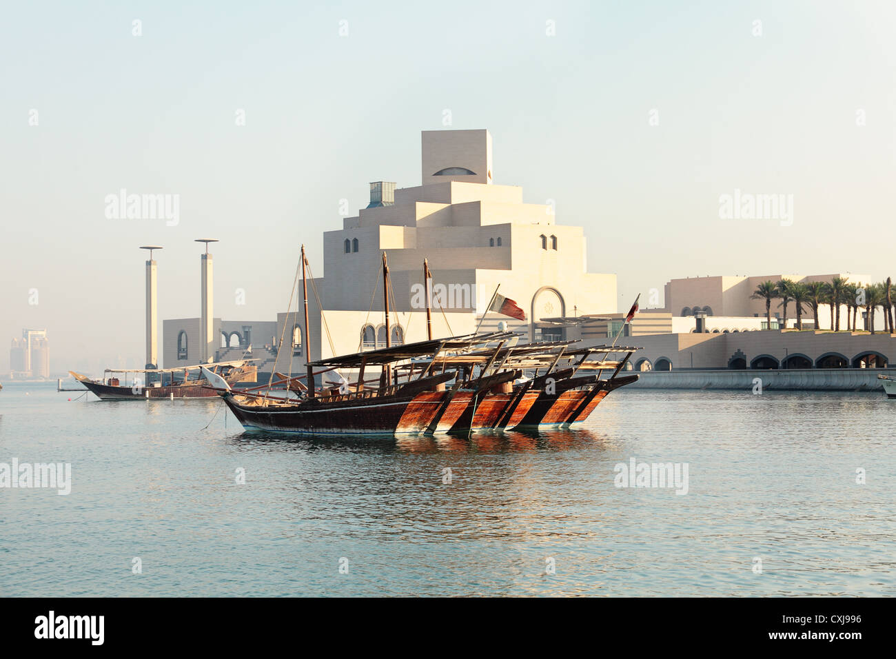 Dhaus ankern vor das Museum für islamische Kunst in Doha, Katar. Stockfoto