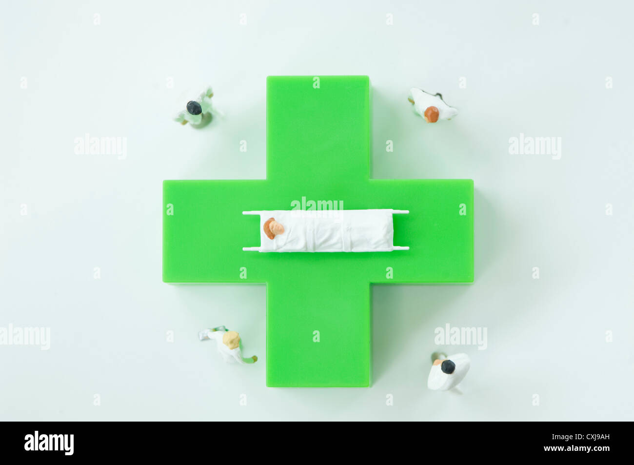 Figuren von Ärzten und Patienten mit grünen medizinischen symbol Stockfoto