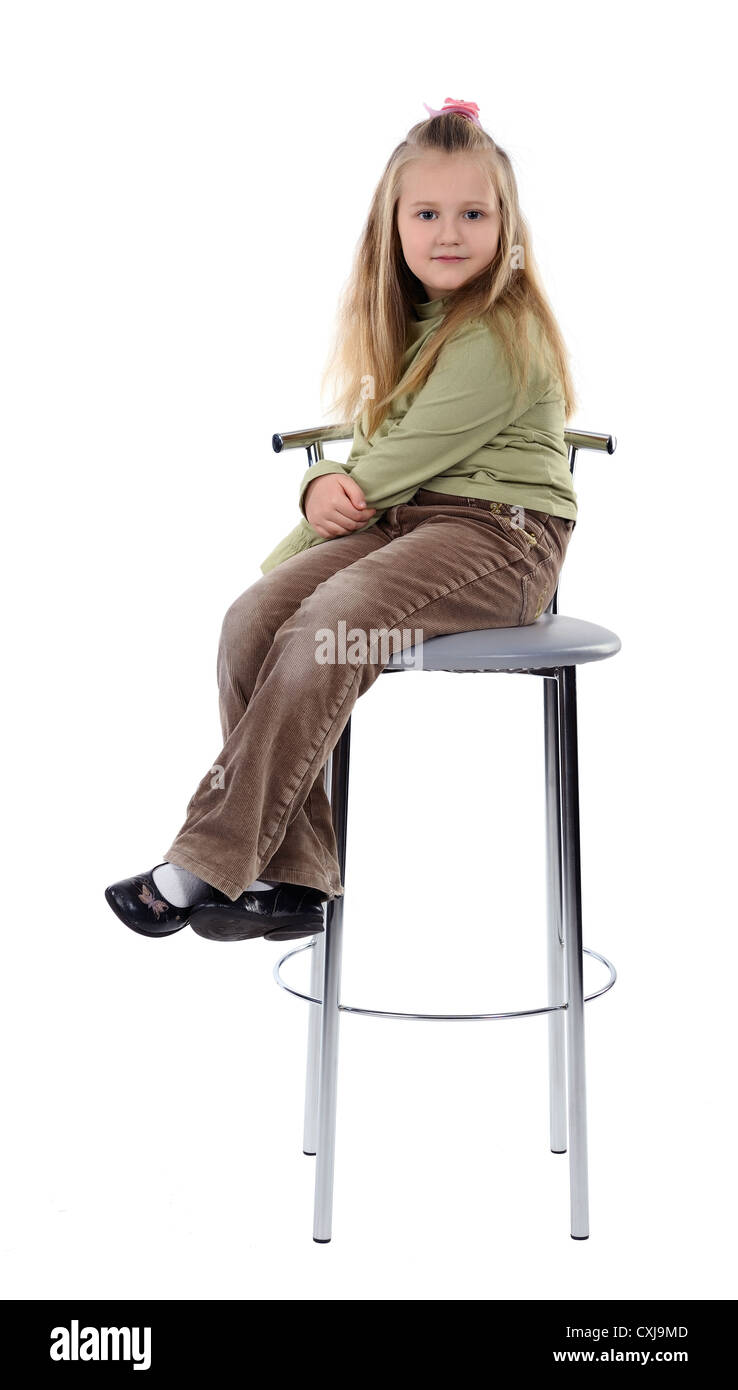 Mädchen sitzen auf einem hohen Stuhl, isoliert Stockfoto