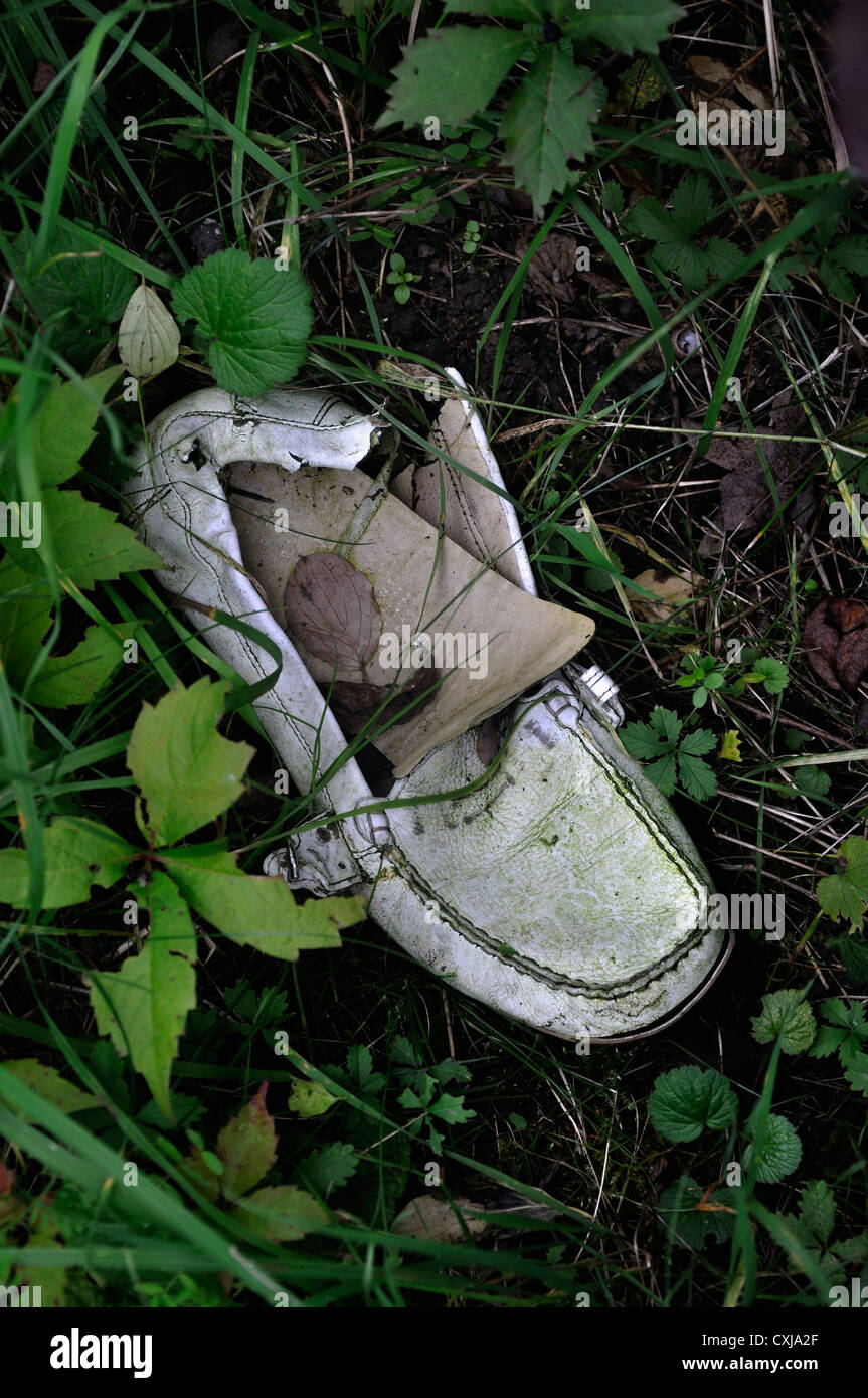 Deutschland, alten weißen Schuh im Gebüsch Stockfoto