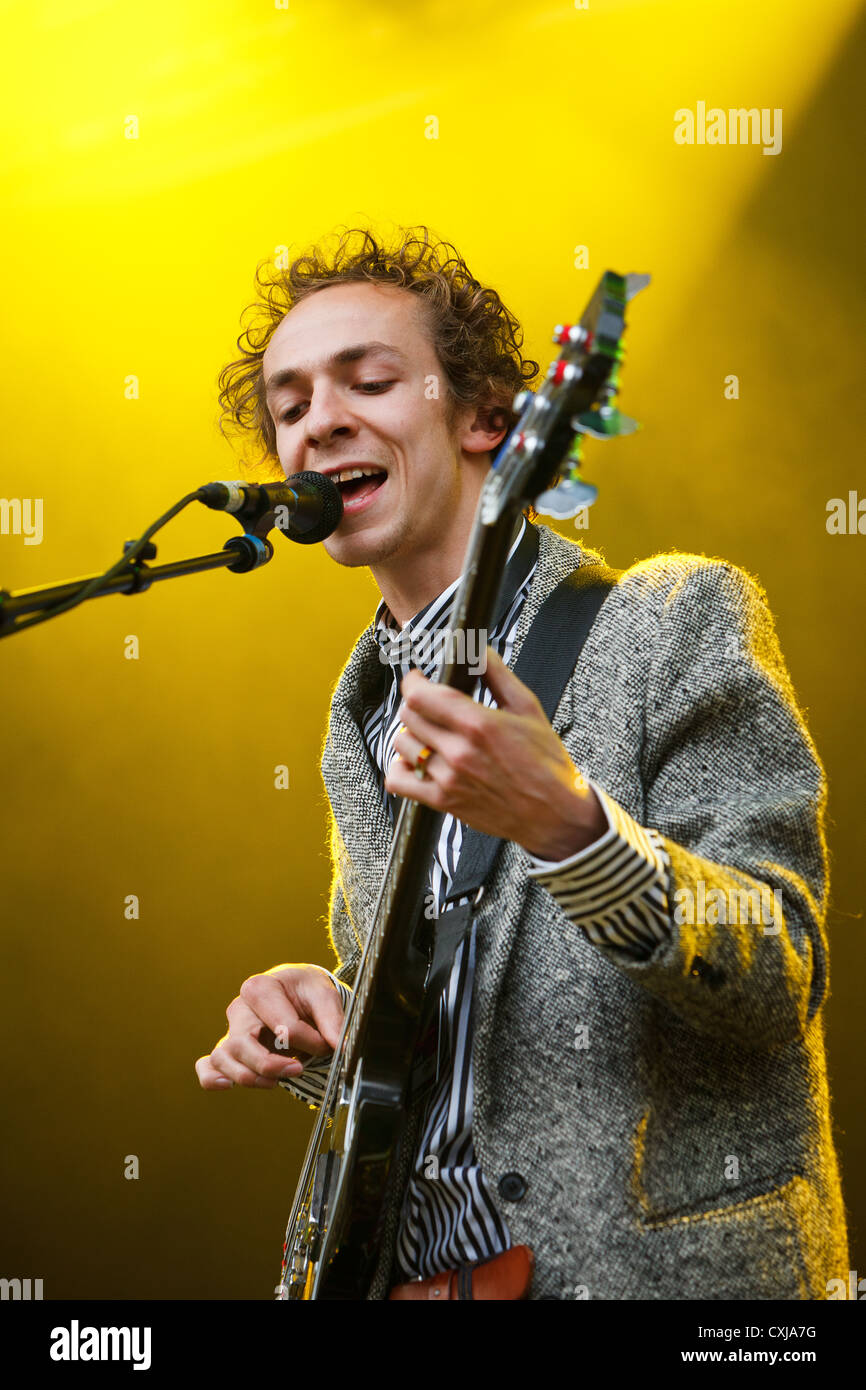 Mystery Jets erklingt auf der Bühne in der Eden-Sessions im Eden Project in Cornwall Stockfoto