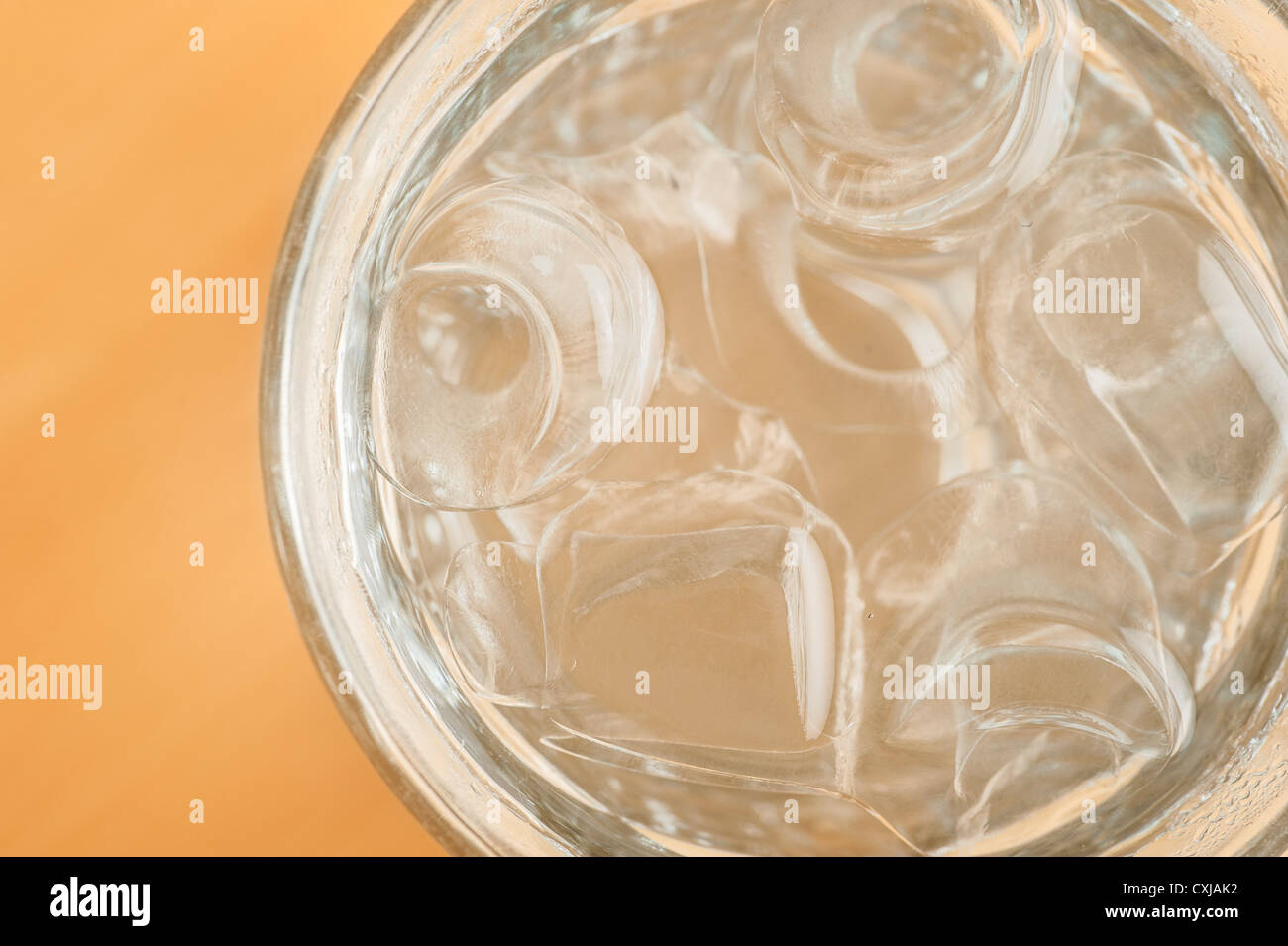 Nahaufnahme von gekühltem Wasser in einem Glas Stockfoto